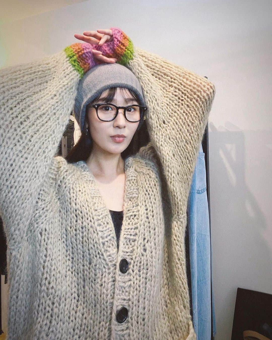 廣岡聖さんのインスタグラム写真 - (廣岡聖Instagram)「可愛すぎるニットとニット帽 @yurichimm  @_littlewave_  special thanks🫶🏻  #fedeli#lestricotsdo#knit#knitcap#fashion#winter#handmade」10月23日 20時51分 - hirooka_hijiri