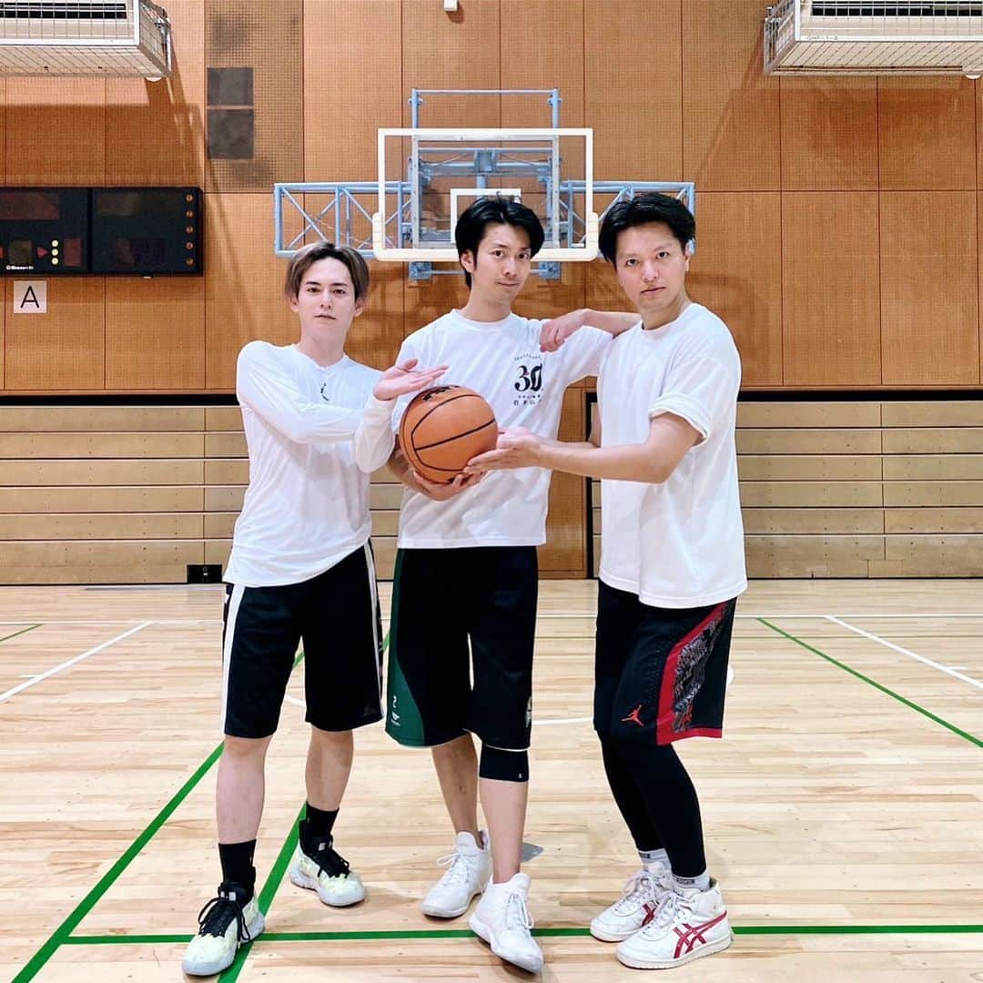 南圭介さんのインスタグラム写真 - (南圭介Instagram)「特撮バスケストーリーしてきました🏀  特撮の歴史における縦と横の繋がりを。  パス回していきましょう。  引き続き、繋がっていきましょう！  We've been playing basketball. I wanna make basketball team. Do you wanna join us?  Saya suka bola basket🇮🇩  #トッキュウジャー #toqger #長濱慎  #キュウレンジャー #kyuranger #榊原徹士 #南圭介 #特撮 #特撮バスケ部 #tokusatsu #powerrangers  #バスケ #バスケットボール #basketball」10月23日 20時51分 - keisuke_minami73