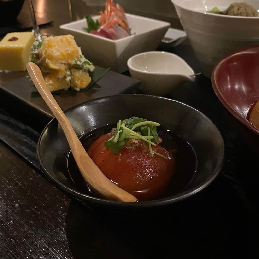 潘佳伊さんのインスタグラム写真 - (潘佳伊Instagram)「ででん！おでん 最近寒いから染みる〜  「手仕込みおでんセット（¥5500）」を頂きました😌  おでんの盛り合わせには、大根、レタス、海老のさつま揚げ、紅生姜のさつま揚げ🍢  冷たいトマトのおでんも新鮮だった🍅 締めの蕎麦もっちもちでコシのある麺で美味しかったな🥢  PR @oreno_oden #俺のおでん #代官山おでん #俺のおでん代官山 #代官山グルメ #代官山ディナー #おでん #おでん屋」10月23日 20時52分 - hankaichan