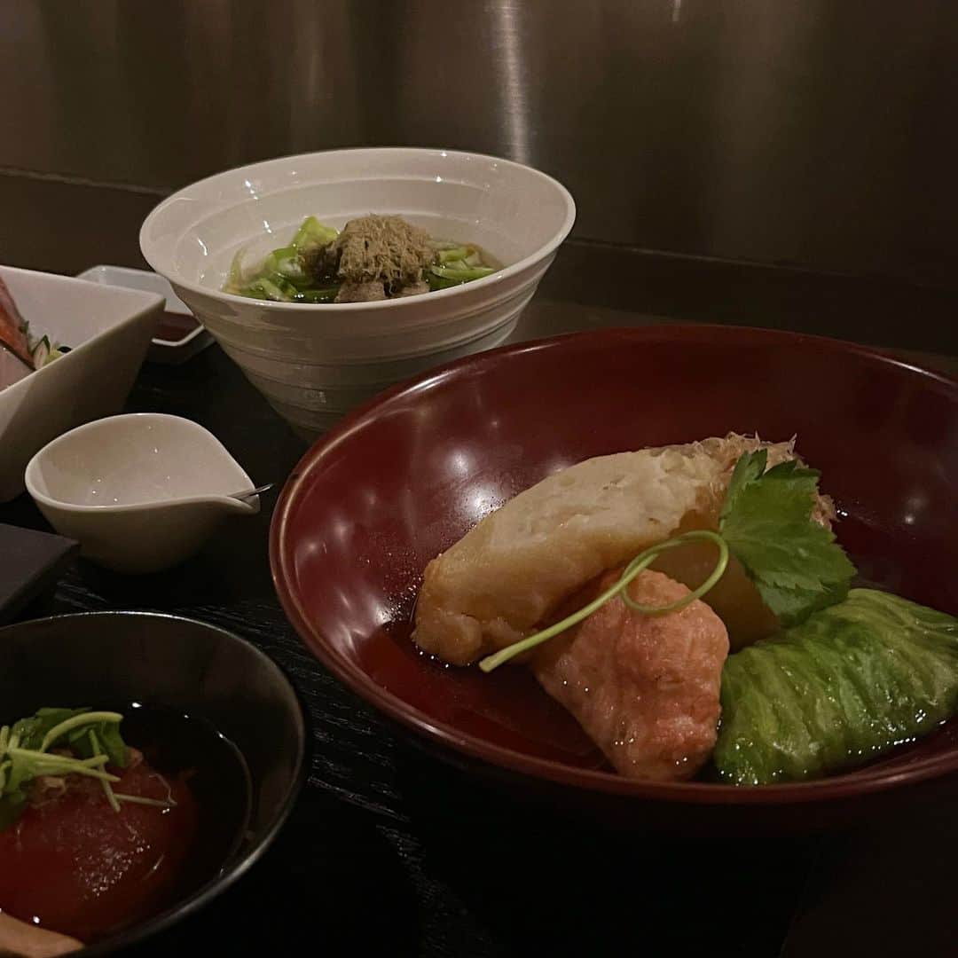 潘佳伊さんのインスタグラム写真 - (潘佳伊Instagram)「ででん！おでん 最近寒いから染みる〜  「手仕込みおでんセット（¥5500）」を頂きました😌  おでんの盛り合わせには、大根、レタス、海老のさつま揚げ、紅生姜のさつま揚げ🍢  冷たいトマトのおでんも新鮮だった🍅 締めの蕎麦もっちもちでコシのある麺で美味しかったな🥢  PR @oreno_oden #俺のおでん #代官山おでん #俺のおでん代官山 #代官山グルメ #代官山ディナー #おでん #おでん屋」10月23日 20時52分 - hankaichan