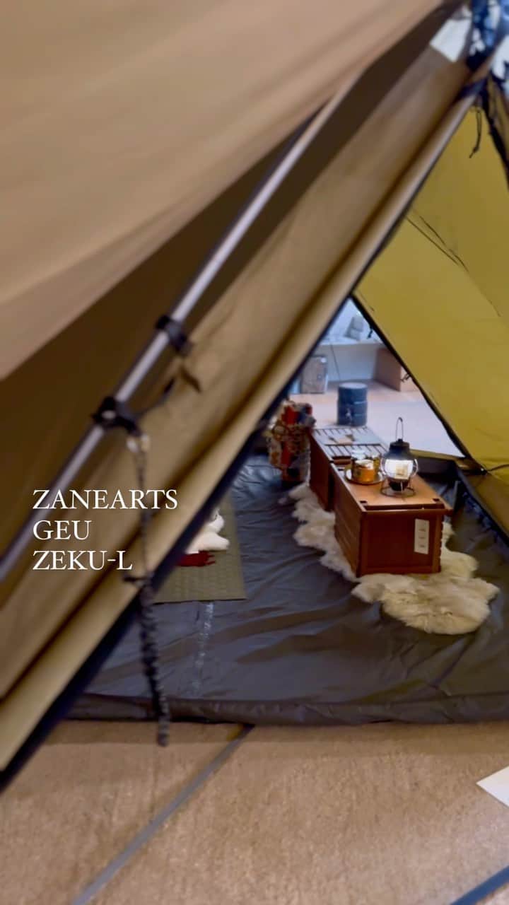 のインスタグラム：「【ゼインアーツのゼクーユーザーにオススメ！】ZEKUと相性抜群のタープ、ゲウ。今週末までゼクーLと連結展示してます！ ぜひお立ち寄りください。  小スペース設計でありながら、広い有効面積を実現。実用性と大自然に映える美しいシルエットを合わせ持つオールウェザー4ウイングタープ。  ■ブランド名：ZANEARTS ■商品名：ゲウ ■商品型番：TP-003 ■本体サイズ：最大530 × 490cm ■収納サイズ：73cm × 18cm × 18cm ■重量：約6kg ■税込価格：47,850円 ※ペグは付属していません  #ZANEARTSGEU  #ZANEARTSZEKUL  #ZANEARTSZEKUM  #タープ　 #ウイングタープ　 #ゼクーL連結　 #ゼクーL」