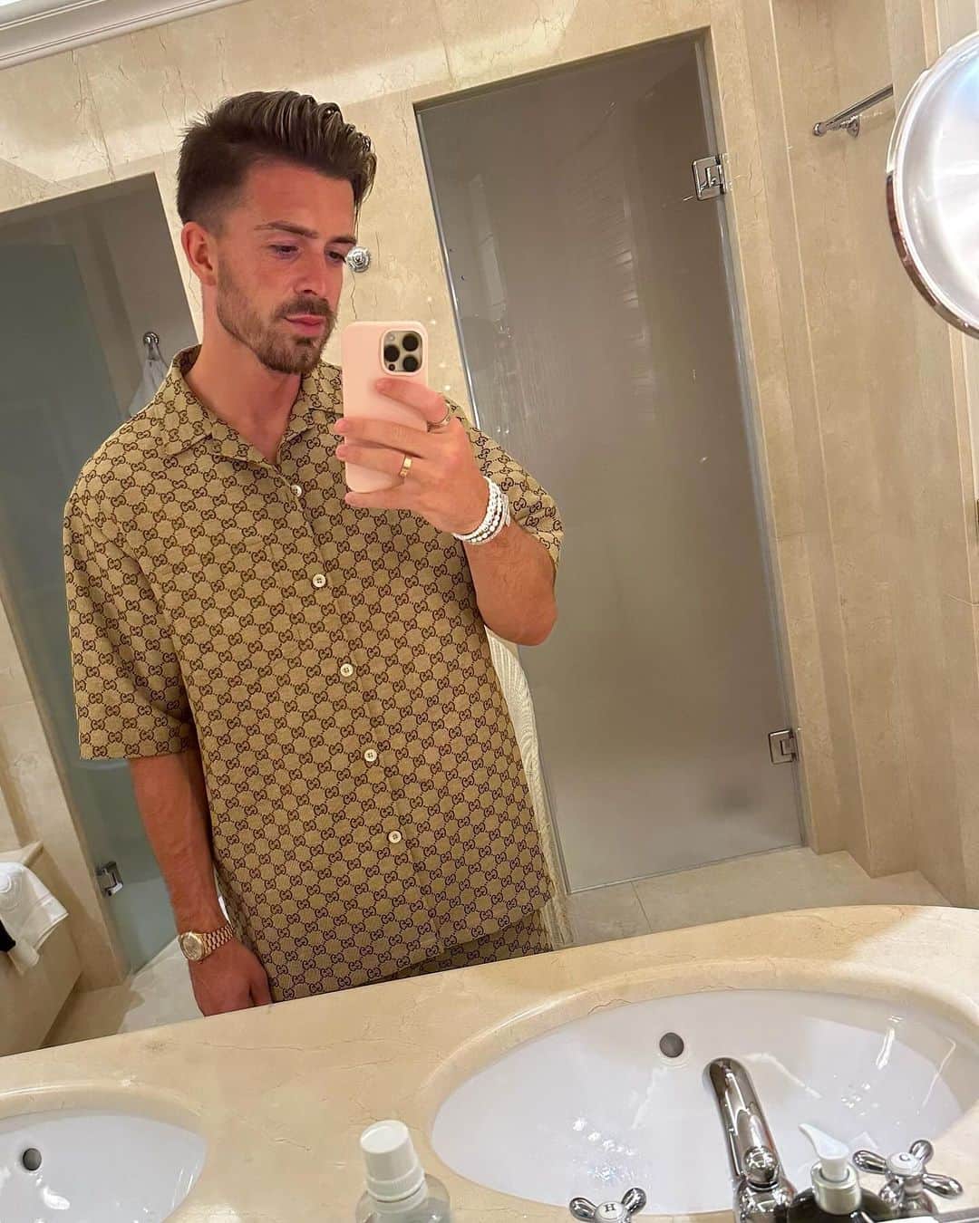 ジャック・グリーリッシュのインスタグラム：「Outside the pitch 🤓」