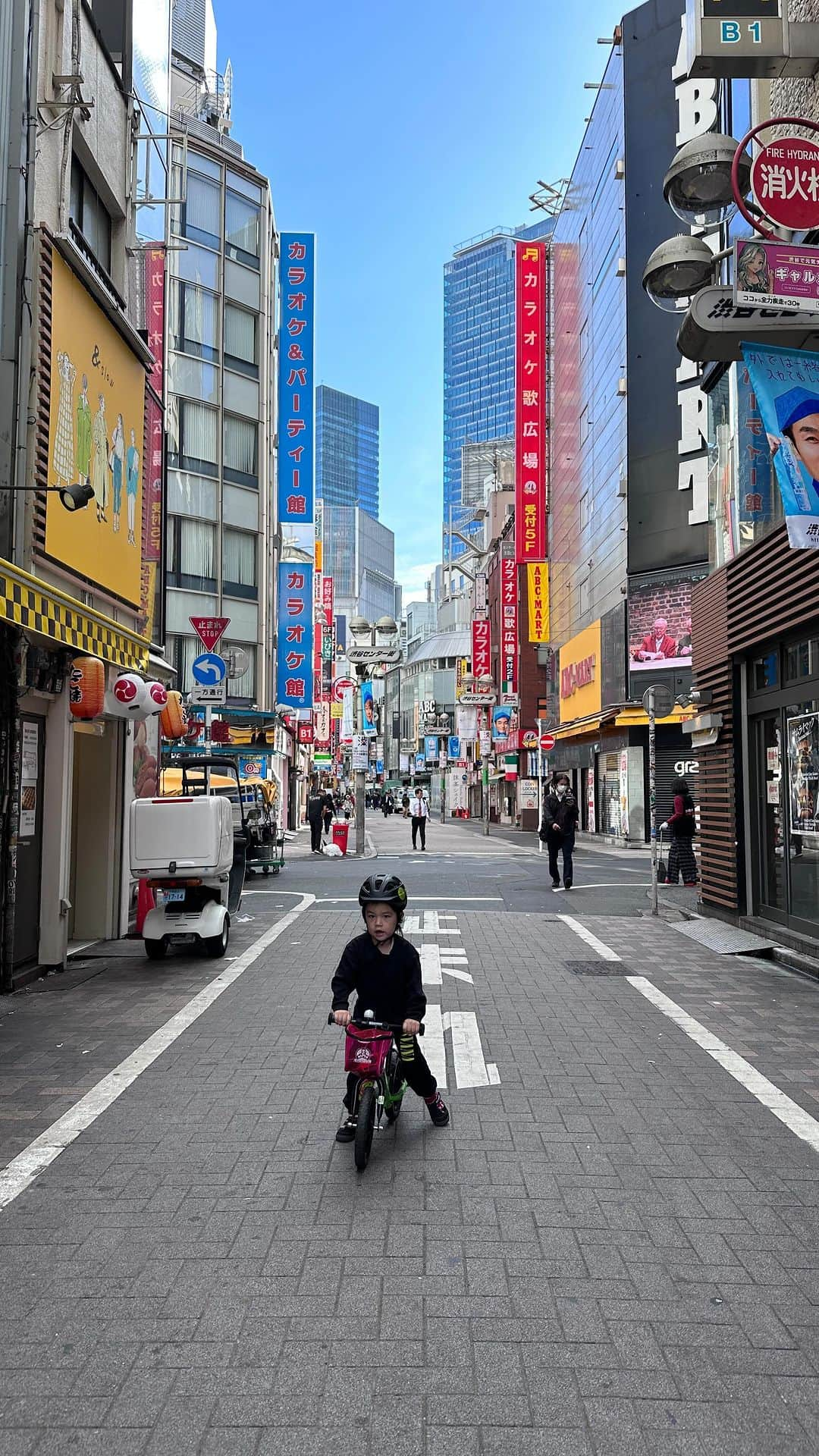 内田奈々のインスタグラム：「明日からスタートする　ジャパニーズオデッセイという自転車イベントに夫が参加します💨💨💨  なんと、鹿児島 桜島から、青森県 八戸まで 自転車で日本横断にチャレンジします。走行距離2000km超え⚡️ アメリカから、このレースのために来日したCody氏と共に、昨日東京を出発！ 。 。 。 はい。ボクも行く気満々。。(満々すぎてちょっとびっくり笑) もちろん行けないので、大泣きでお別れ。 今朝、パパとFaceTimeしたら、突然、Outside!と、パジャマのままストライダーに乗りたがって、、3歳ながらに、"漢気"を感じました。笑　ので、私も速攻で準備して、彼のライドに付き合った朝。 という、我が家のクレイジーボーイズたちのリール。笑  @oddjapan というアカウントで、この旅のことを更新してるみたいなので 気になる方は是非応援よろしくお願いいたします📣！  とりあえず2人とも、、そして参加されるみなさん 怪我なく頑張ってください🔥🔥」