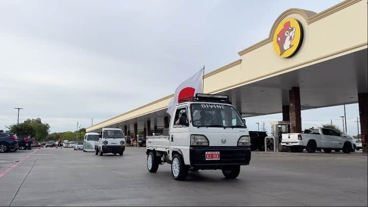 スティーブのインスタグラム：「22 tiny Japanese Kei cars together in North Texas!! What a fun day we had. Video coming soon @ntxkei 軽自動車22台テキサス州を走らせてみた❣️最高だった😀近日中にスティーブ的視点に動画をアップします」