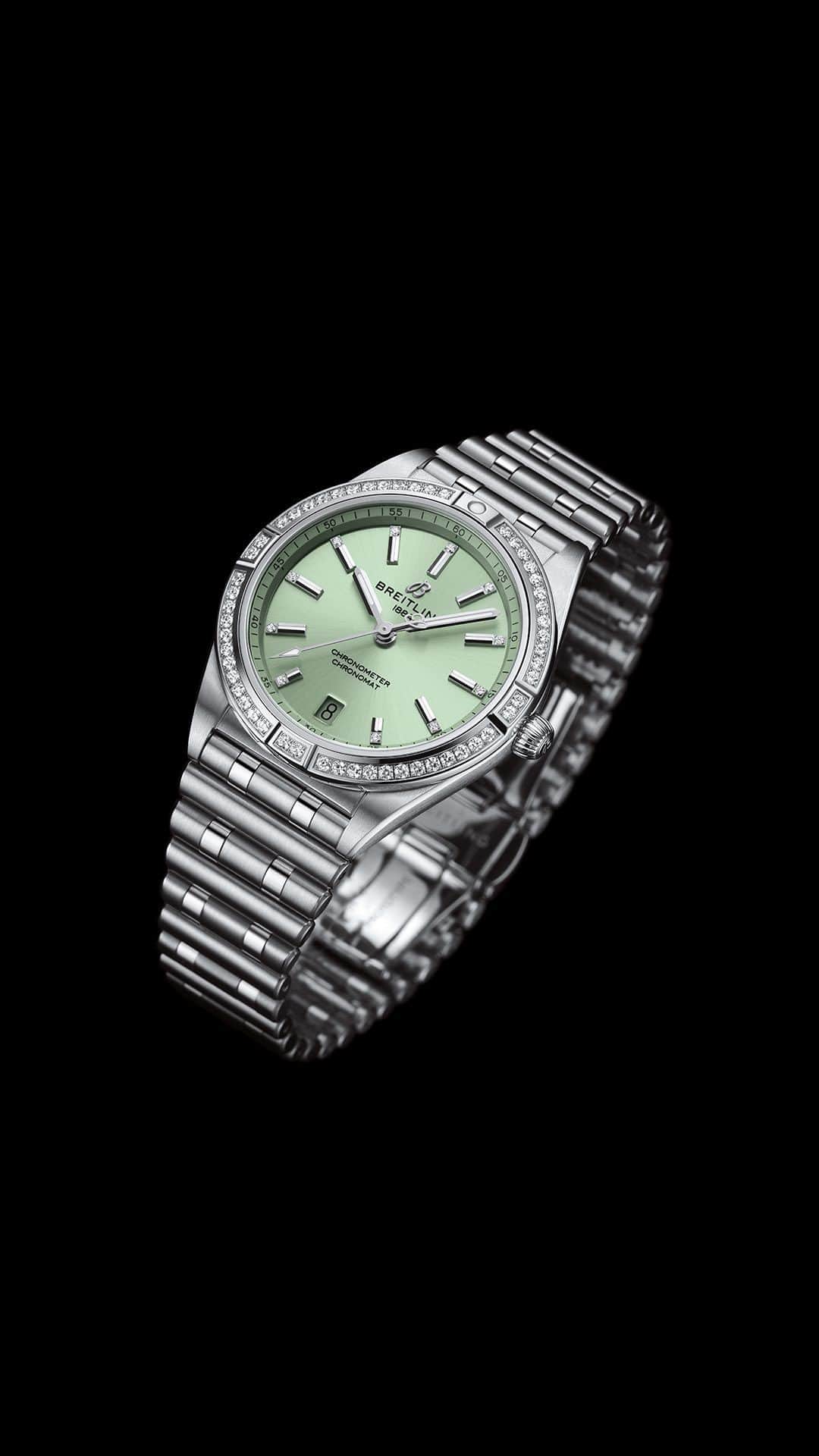 ブライトリングのインスタグラム：「Let your wrist do the talking with these two stunning timepieces—the mint green Chronomat 36 and the pink Chronomat 32.  #breitling #squadonamission #chronomat #metalbracelet #watches #greendial #pinkdial #bulletbracelet」