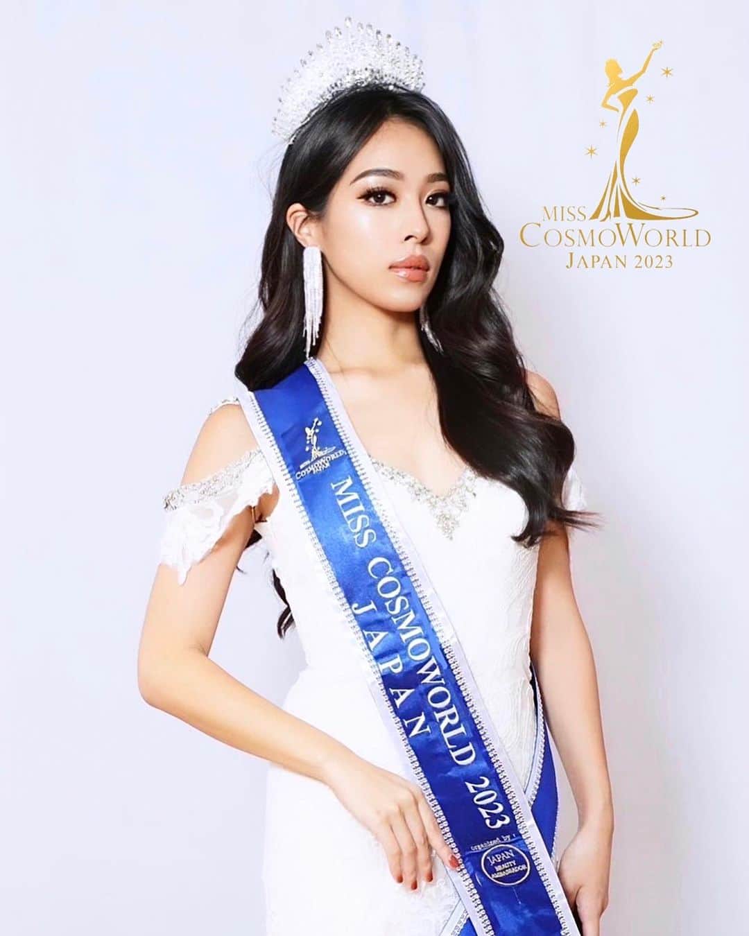 絹野志朋のインスタグラム：「【ご報告🇯🇵】(English below)  この度、 MISS COSMO WORLD2023 日本代表に選出して頂き、 世界大会に出場することとなりました。  初めてミスコンに出場した時から 一度もブレることなく、ずっと願い続けてきた夢。  『日本代表として、世界大会に出場する』  長い時間をかけて、ようやく夢を実現する事が出来ました。  何度も何度も何度も、悔しい思いをしてきました。 数え切れないくらいの涙を流してきました。 無謀な夢を追いかけるのはもうやめよう。諦めた方がいい。 どんなに願っても叶えられない。私には無理。出来ない。  そんな風に考えてしまうくらい、 この場所に辿り着くまでの道のりは険しく、壁は高く、 試練は難しく、本当に長い時間がかかりました。  後ろ向きな気持ちが、自分の中に生まれてくる一方で、 決して無くならなかった夢への大きな想い。  「諦めなければ、夢は叶う。」 その想いだけを胸に、ここまで頑張ってきました。  途中、人に笑われることもあれば、 悲しい言葉をかけられることもありました。 私の夢を嘲る人もいました。 大会への出場を反対されることもありました。  一方で、ずっと信じ続けてくれた人たちからの 頑張ってね。応援してるよ。 その言葉がどれくらい、私の心を支えてくれていたか。 つらくても、夢を諦めずにいさせてくれたか。  私を応援して下さっている皆様には、 本当に感謝しています。 ようやくこのご報告が出来ることを、 心の底から嬉しく思います。  ここからが、私の新たなる挑戦です。 12月にマレーシアで行われる世界大会に向けて より一層努力を重ね、 日本代表として相応しい言動を取っていきます。  世界大会に向けて、 これからも皆様からの変わらぬご支援ご声援を 宜しくお願い致します✨  I have been selected  as MISS COSMO WORLD JAPAN 2023,  and I will be participating in the world competition👑  From the time I first participated in the beauty pageant in 2018, It was my most desire I've always dreamed of.  “I will participate in the world tournament as Miss Japan.”  Finally, I was able to make that dream come true. This is my new challenge. Miss Cosmo World will be held in Malaysia in December.  Thank you for your continued support. @aya_kiyota  @japan_beauty_ambassador   絹野志朋 / Shiho Kinuno . . @misscosmoworld  #misscosmoworld #misscosmoworld2023 .」
