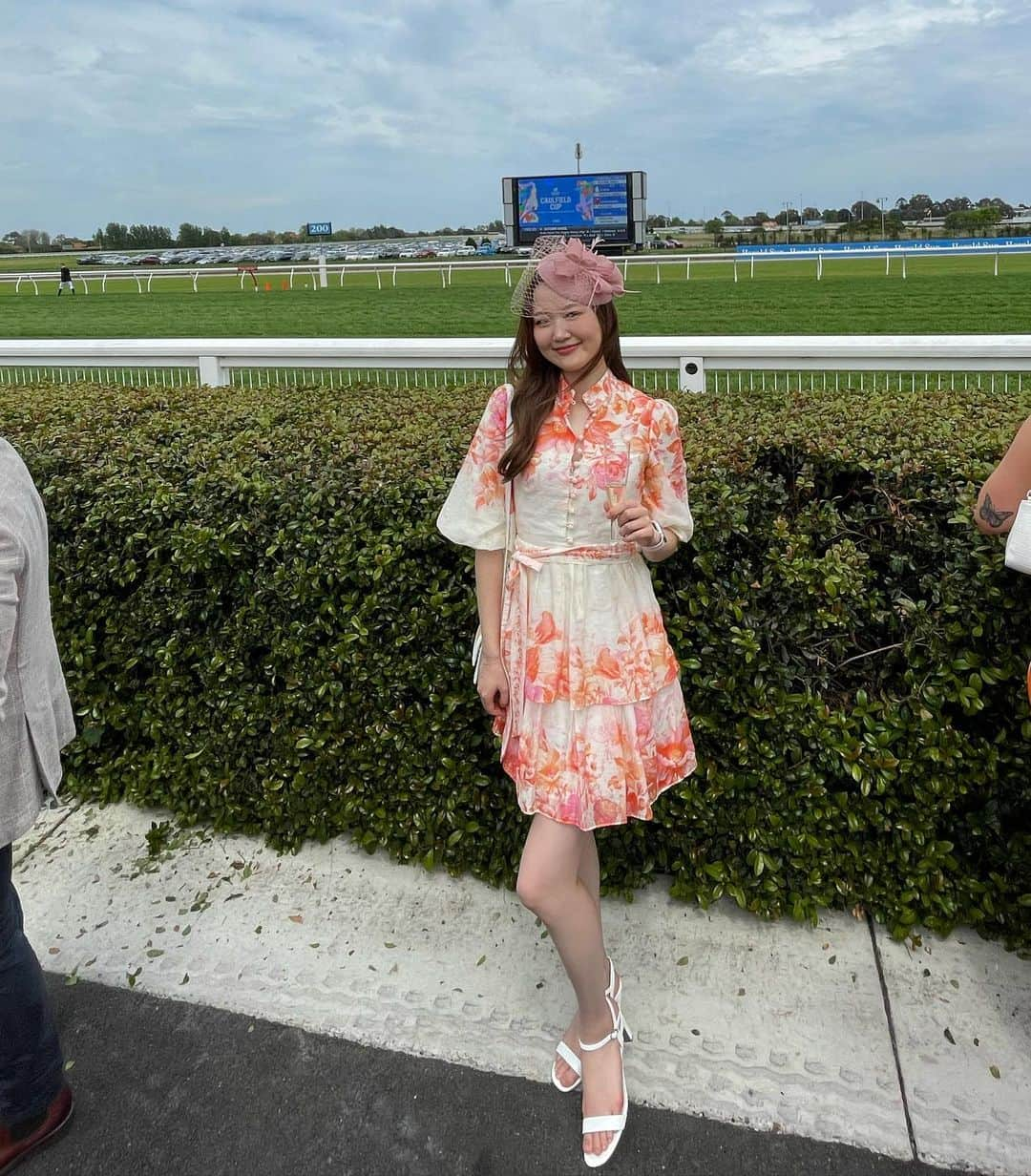 小林恵月さんのインスタグラム写真 - (小林恵月Instagram)「Caulfield cup 🏇🏆🇦🇺 オーストラリアの競馬イベント。 今年は4年ぶりに日本からの出走馬 Breakupも来ていたよ🇯🇵 このハットを被るのが特徴らしく、 ドレスアップも一式揃えた〜🫶 素敵な人たちにも出会えて、 いい一日だったなぁ〜🤍🍾🏇 🐎カッコよかった！！！！！ ・ そして、オージーこんなにたくさんいたんだ！！ っていうくらいたくさんで、 留学来て初めてこんなにみた笑😂 英語勉強中の自分にとっては めちゃくちゃありがたい環境でした。💪」10月23日 20時55分 - ezuki_kobayashi