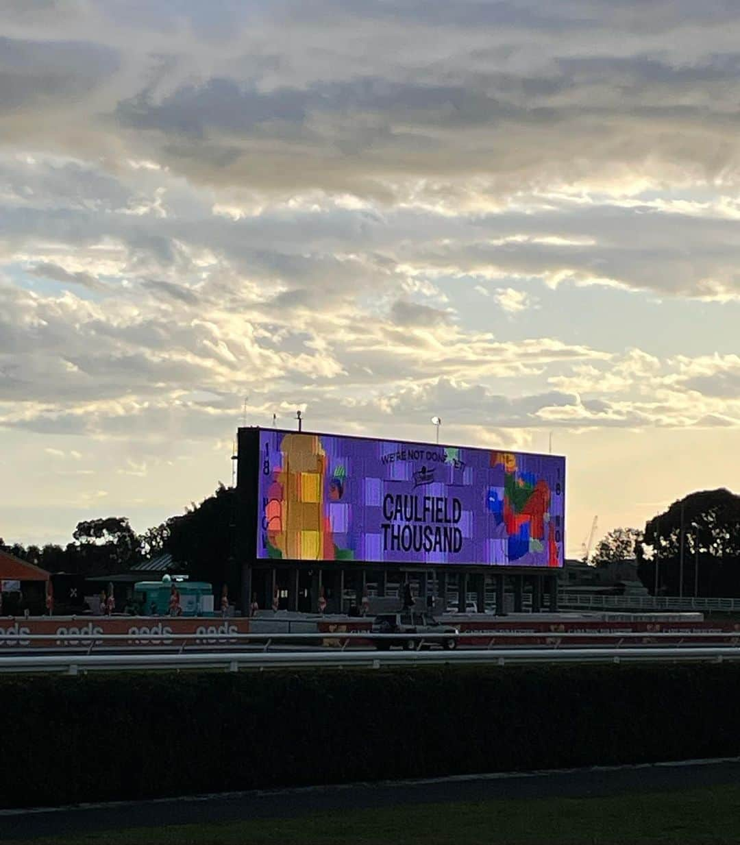 小林恵月さんのインスタグラム写真 - (小林恵月Instagram)「Caulfield cup 🏇🏆🇦🇺 オーストラリアの競馬イベント。 今年は4年ぶりに日本からの出走馬 Breakupも来ていたよ🇯🇵 このハットを被るのが特徴らしく、 ドレスアップも一式揃えた〜🫶 素敵な人たちにも出会えて、 いい一日だったなぁ〜🤍🍾🏇 🐎カッコよかった！！！！！ ・ そして、オージーこんなにたくさんいたんだ！！ っていうくらいたくさんで、 留学来て初めてこんなにみた笑😂 英語勉強中の自分にとっては めちゃくちゃありがたい環境でした。💪」10月23日 20時55分 - ezuki_kobayashi