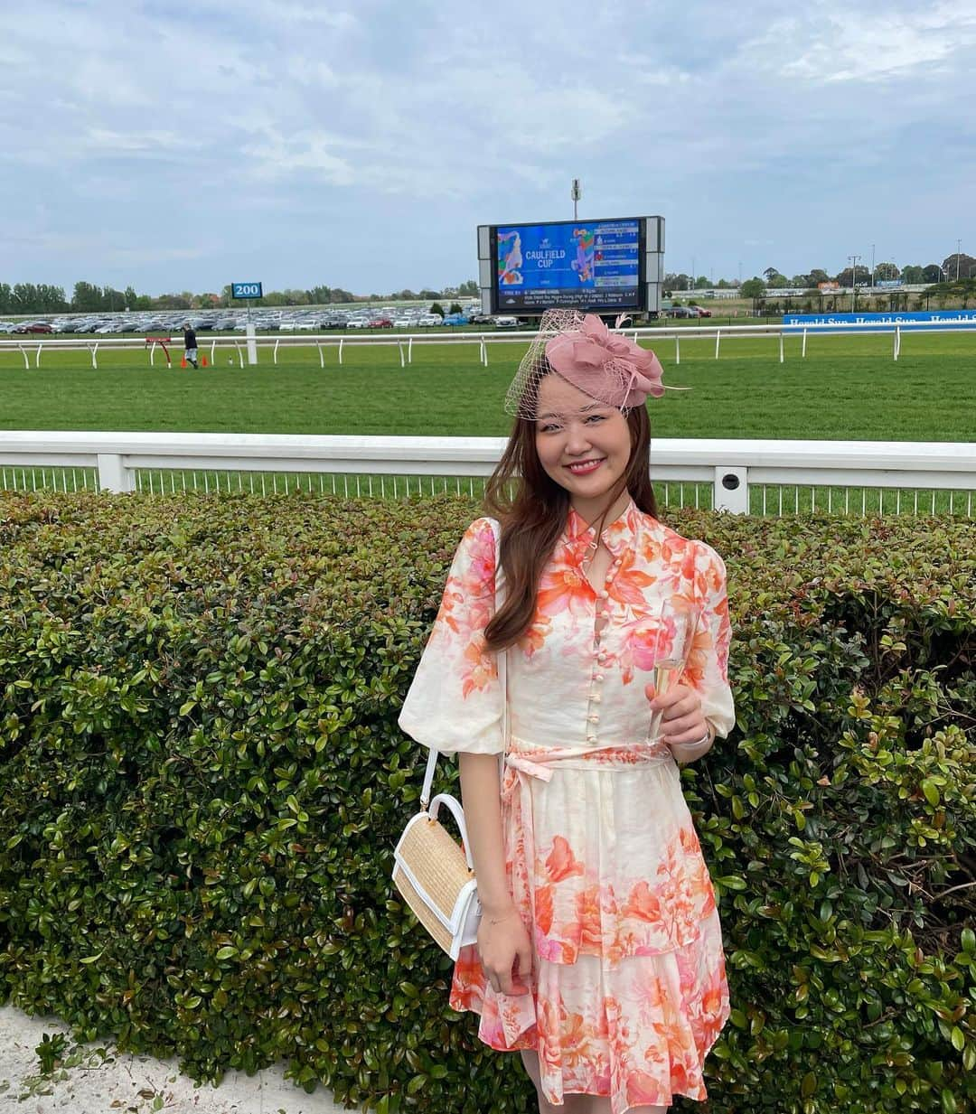 小林恵月さんのインスタグラム写真 - (小林恵月Instagram)「Caulfield cup 🏇🏆🇦🇺 オーストラリアの競馬イベント。 今年は4年ぶりに日本からの出走馬 Breakupも来ていたよ🇯🇵 このハットを被るのが特徴らしく、 ドレスアップも一式揃えた〜🫶 素敵な人たちにも出会えて、 いい一日だったなぁ〜🤍🍾🏇 🐎カッコよかった！！！！！ ・ そして、オージーこんなにたくさんいたんだ！！ っていうくらいたくさんで、 留学来て初めてこんなにみた笑😂 英語勉強中の自分にとっては めちゃくちゃありがたい環境でした。💪」10月23日 20時55分 - ezuki_kobayashi