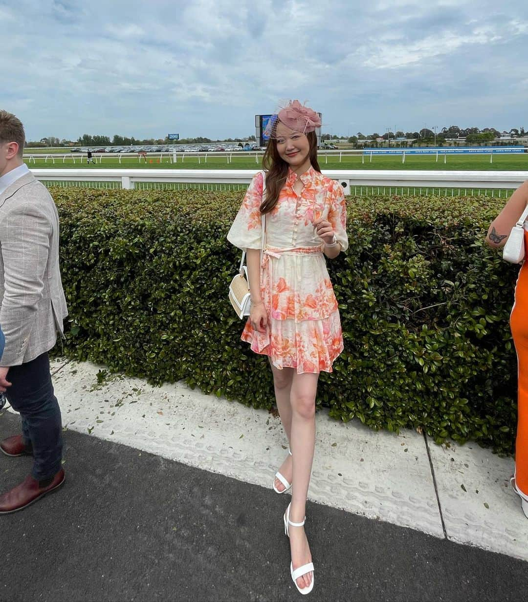 小林恵月さんのインスタグラム写真 - (小林恵月Instagram)「Caulfield cup 🏇🏆🇦🇺 オーストラリアの競馬イベント。 今年は4年ぶりに日本からの出走馬 Breakupも来ていたよ🇯🇵 このハットを被るのが特徴らしく、 ドレスアップも一式揃えた〜🫶 素敵な人たちにも出会えて、 いい一日だったなぁ〜🤍🍾🏇 🐎カッコよかった！！！！！ ・ そして、オージーこんなにたくさんいたんだ！！ っていうくらいたくさんで、 留学来て初めてこんなにみた笑😂 英語勉強中の自分にとっては めちゃくちゃありがたい環境でした。💪」10月23日 20時55分 - ezuki_kobayashi