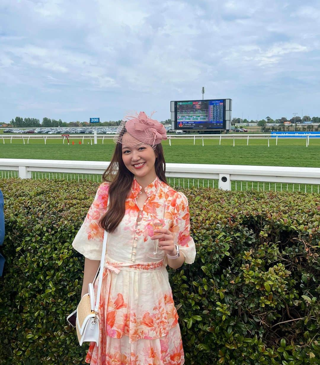 小林恵月さんのインスタグラム写真 - (小林恵月Instagram)「Caulfield cup 🏇🏆🇦🇺 オーストラリアの競馬イベント。 今年は4年ぶりに日本からの出走馬 Breakupも来ていたよ🇯🇵 このハットを被るのが特徴らしく、 ドレスアップも一式揃えた〜🫶 素敵な人たちにも出会えて、 いい一日だったなぁ〜🤍🍾🏇 🐎カッコよかった！！！！！ ・ そして、オージーこんなにたくさんいたんだ！！ っていうくらいたくさんで、 留学来て初めてこんなにみた笑😂 英語勉強中の自分にとっては めちゃくちゃありがたい環境でした。💪」10月23日 20時55分 - ezuki_kobayashi