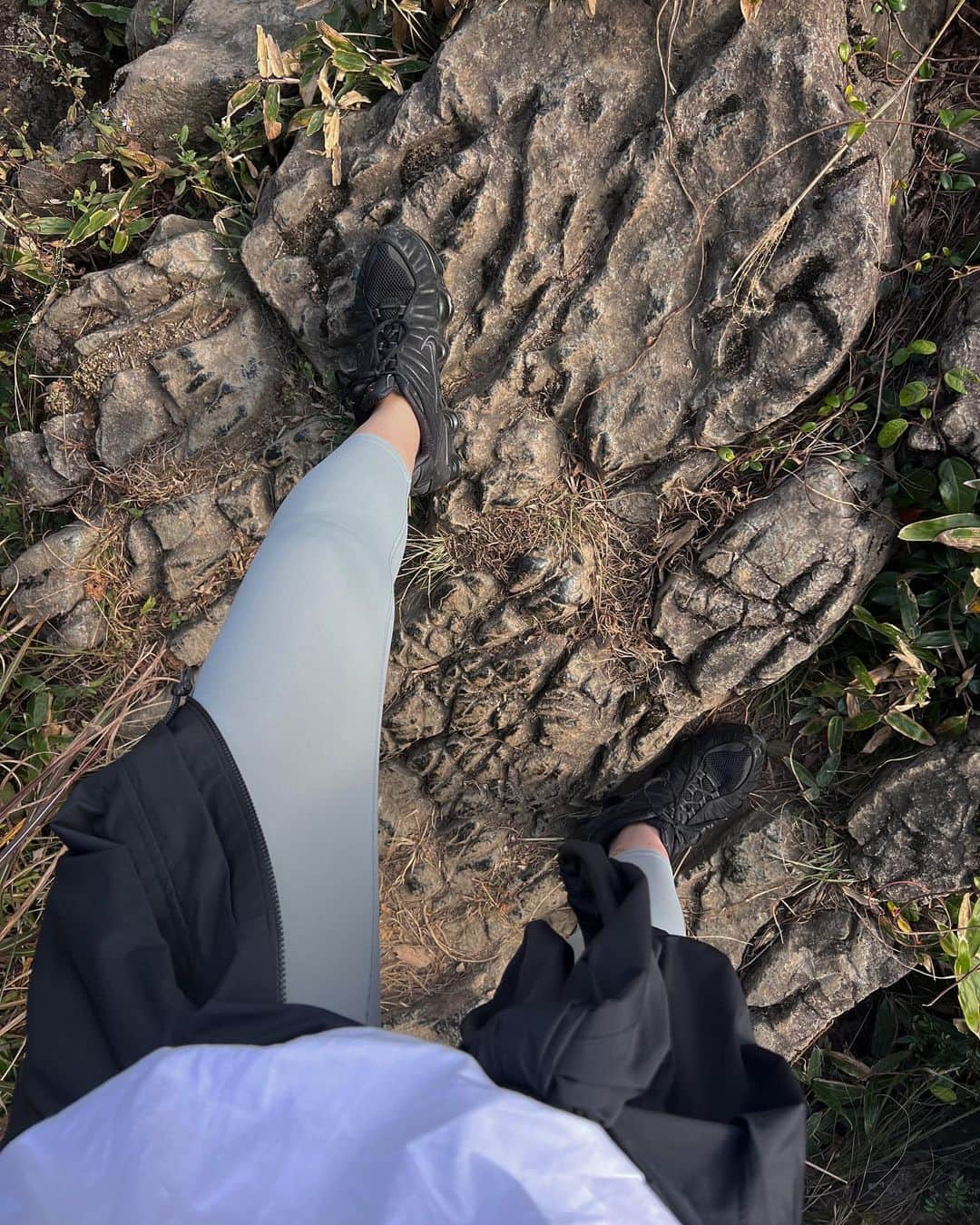 濱田杏奈のインスタグラム：「_  登山にプチハマりしてる今年⛰️ いつか大きな山も登れる様になりたいな。  あと山頂で食べるおにぎりとラーメンが格別。🍜 しっかりスープまで飲み干してしまうおいしさ🥲 あと筋肉痛がきついけどうれしくもある💪🏻  山から見える景色って本当に綺麗で感動するから きついんだけどまた登ってみたいと思うんだよな🍺  #hamada_diary」