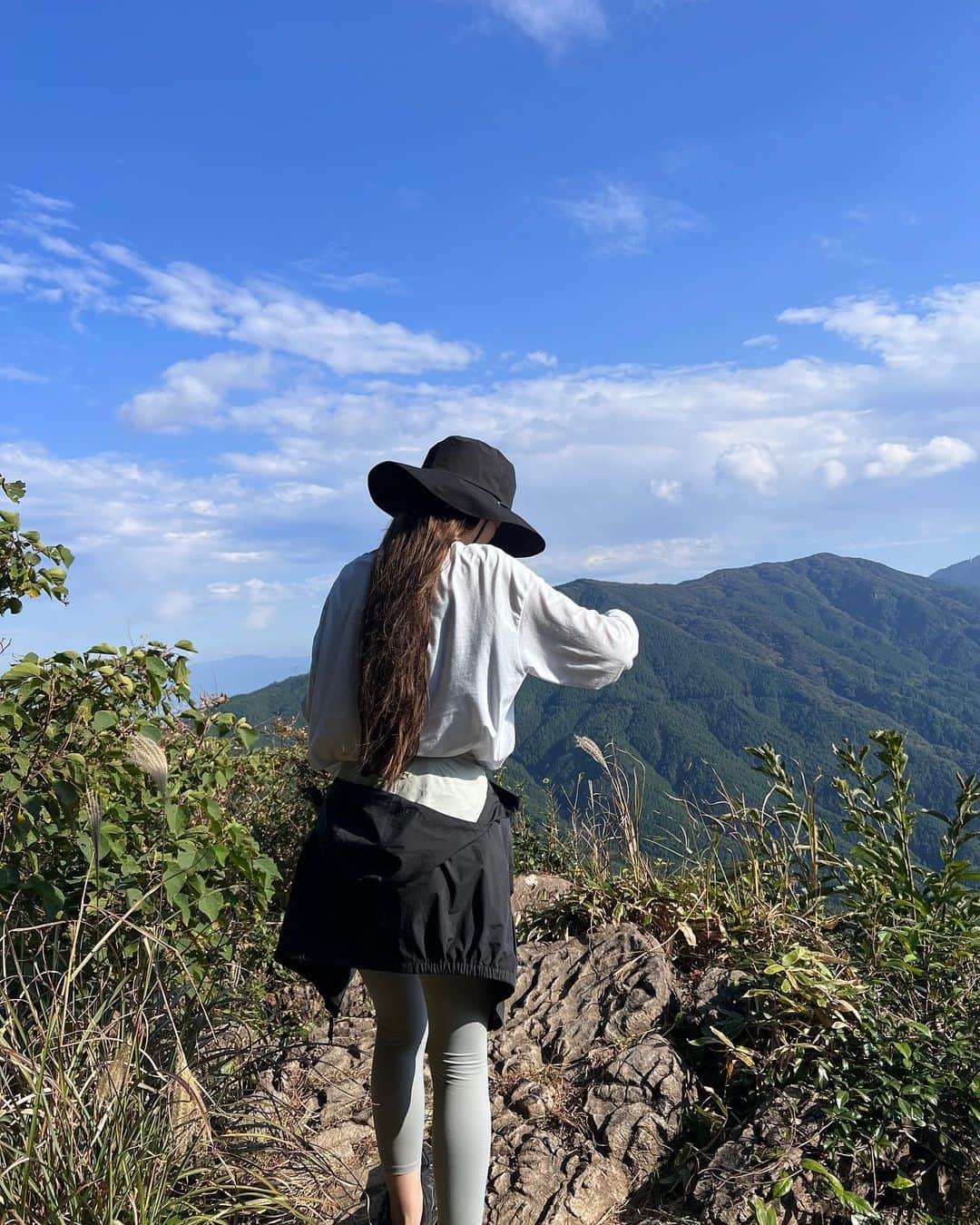 濱田杏奈さんのインスタグラム写真 - (濱田杏奈Instagram)「_  登山にプチハマりしてる今年⛰️ いつか大きな山も登れる様になりたいな。  あと山頂で食べるおにぎりとラーメンが格別。🍜 しっかりスープまで飲み干してしまうおいしさ🥲 あと筋肉痛がきついけどうれしくもある💪🏻  山から見える景色って本当に綺麗で感動するから きついんだけどまた登ってみたいと思うんだよな🍺  #hamada_diary」10月23日 21時05分 - hamada_out