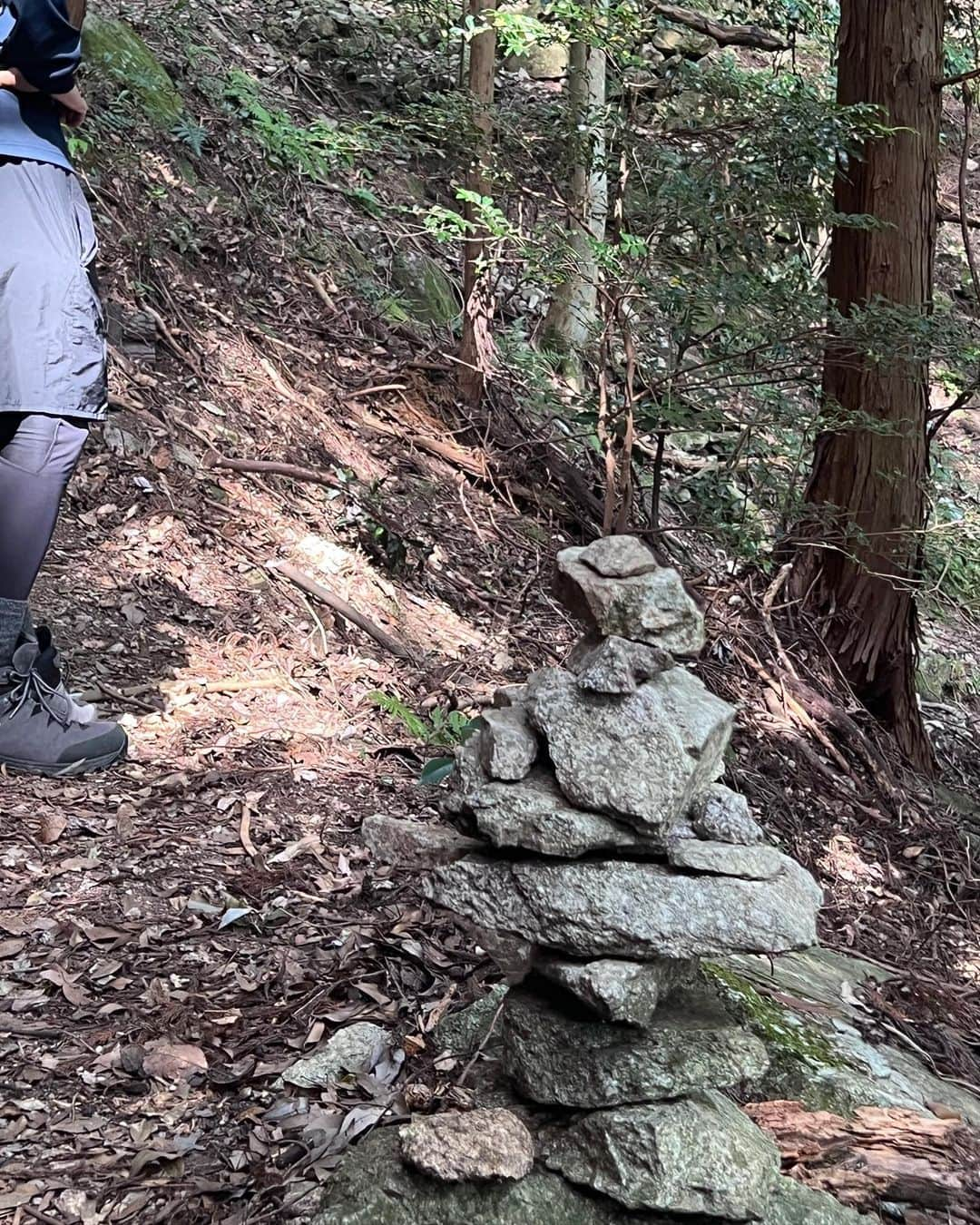 濱田杏奈さんのインスタグラム写真 - (濱田杏奈Instagram)「_  登山にプチハマりしてる今年⛰️ いつか大きな山も登れる様になりたいな。  あと山頂で食べるおにぎりとラーメンが格別。🍜 しっかりスープまで飲み干してしまうおいしさ🥲 あと筋肉痛がきついけどうれしくもある💪🏻  山から見える景色って本当に綺麗で感動するから きついんだけどまた登ってみたいと思うんだよな🍺  #hamada_diary」10月23日 21時05分 - hamada_out