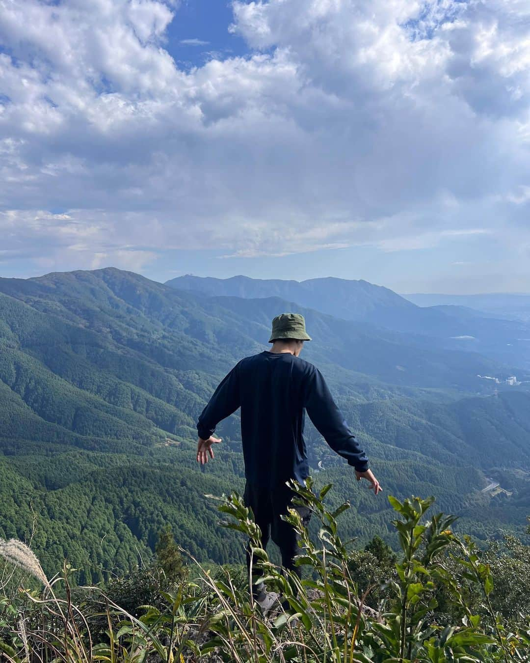 濱田杏奈さんのインスタグラム写真 - (濱田杏奈Instagram)「_  登山にプチハマりしてる今年⛰️ いつか大きな山も登れる様になりたいな。  あと山頂で食べるおにぎりとラーメンが格別。🍜 しっかりスープまで飲み干してしまうおいしさ🥲 あと筋肉痛がきついけどうれしくもある💪🏻  山から見える景色って本当に綺麗で感動するから きついんだけどまた登ってみたいと思うんだよな🍺  #hamada_diary」10月23日 21時05分 - hamada_out