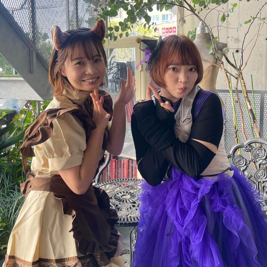 のインスタグラム：「2週間ぶりに真奈ちゃん☺️🫶  ハロウィンの髪飾り貸してくれた🎃 優しいまなちゃん。LOVE」