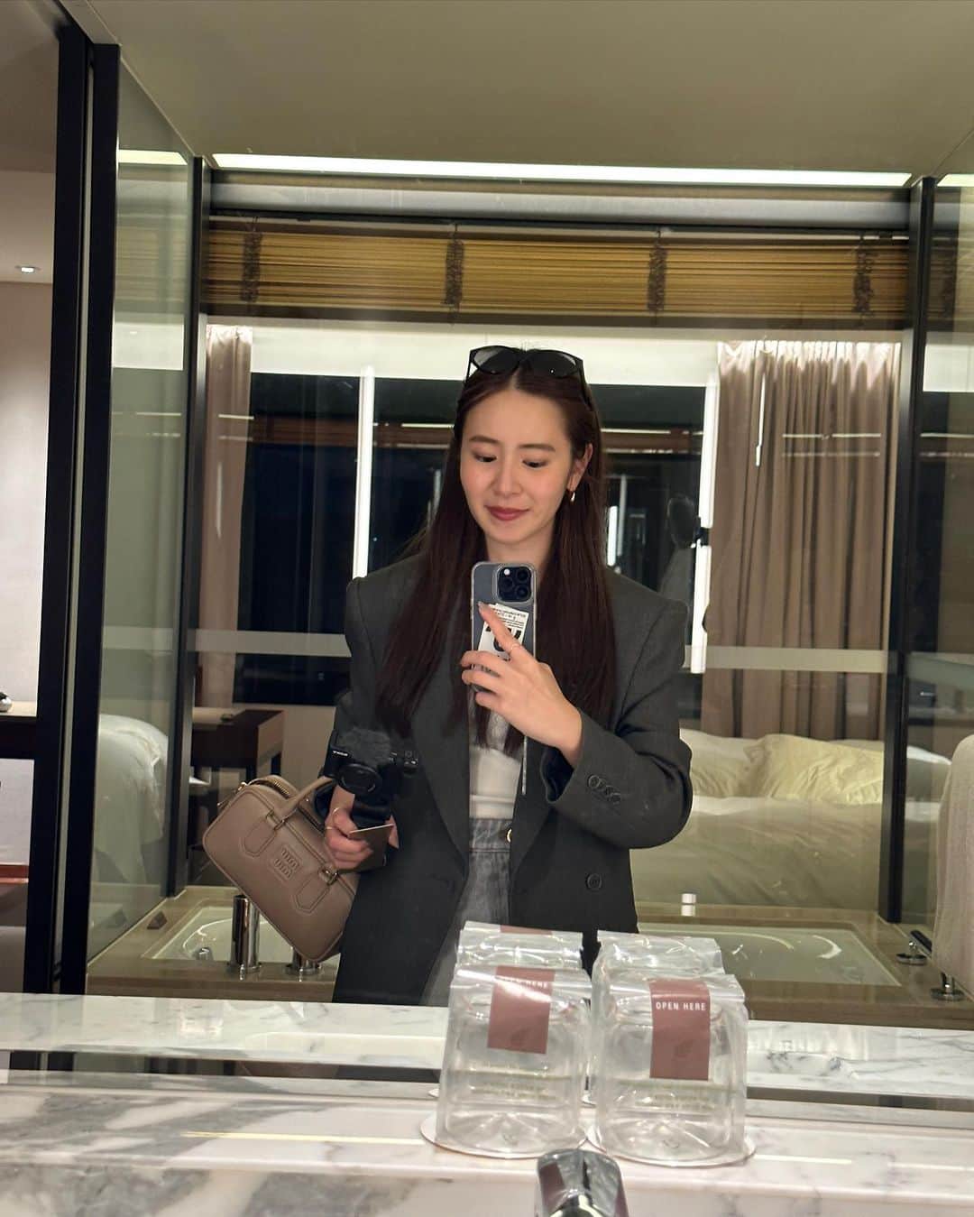 三條場夏海さんのインスタグラム写真 - (三條場夏海Instagram)「. 韓国撮影で宿泊したのは @theshillaseoul 新羅ホテル  韓国で最高級のホテルということで 出張前からかなり楽しみにしてたのですが予想を超えるホテルでした🏨 入り口からキラッキラのロビーが迎えてくれて 部屋もクラシックで落ち着いているけど 女子が気分上がるよねってポイントが抑えられてるの🎀  何より私がホテルステイで大事にしてる時間の モーニングが最高なリフレッシュタイムだった、、🥐♡ 今回は、ザ・エグゼクティブラウンジを利用しました。 景色があまりにも最高で、 窓から見える景色で韓国に来てる感を味わえるのも醍醐味よね  今回は撮影がメインだったので プールに入れなかったのが残念でしたが 最高にゴージャスなプールがあるので また次はプライベートで来て満喫するって決めてる🥹🙏🏽  今回の書籍韓国出張が良い思い出になったのも ホテルが新羅ホテルだったというのはかなり大きくて 宿泊先って大事だなと改めて感じました✨ 観光で韓国行く予定がある方は本当におすすめなので 贅沢気分を味わいに是非泊まってみて下さい！  書籍内にはスイートルーム内での写真も含まれているので 発売されたら是非チェックしてみて欲しいです。  @newt.travel   ザ・エグゼクティブラウンジ / 23階 / 06:30~22:00 (13歳以上入場可能)  -朝食 : 月曜日～金曜日 06:30～10:00 / 土曜日、日曜日及び祝日 06:30～10:30 -アフタヌーンティー : 15:30~17:00 -ハッピーアワー : 18:00~22:00  #PR  #韓国出張 #NEWT #新羅ホテル」10月23日 20時58分 - natsumi_sanjouba