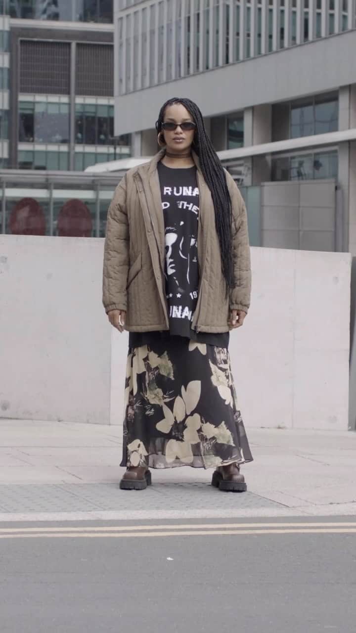 ASOSのインスタグラム：「🚨ASOS DESIGN AW23🚨 Spotted: everyday grunge 📺🌹  Our new trend is for the girls giving us effortless NRG on the reg… where Tumblr-core meets utility-dressing ft. slouchy knits, pockets, biker boots, exposed hems and more 🫦  Something New x Lame. Cobain high neck knitted jumper [132267688] ASOS DESIGN soft ruffle maxi skirt [132727270]」