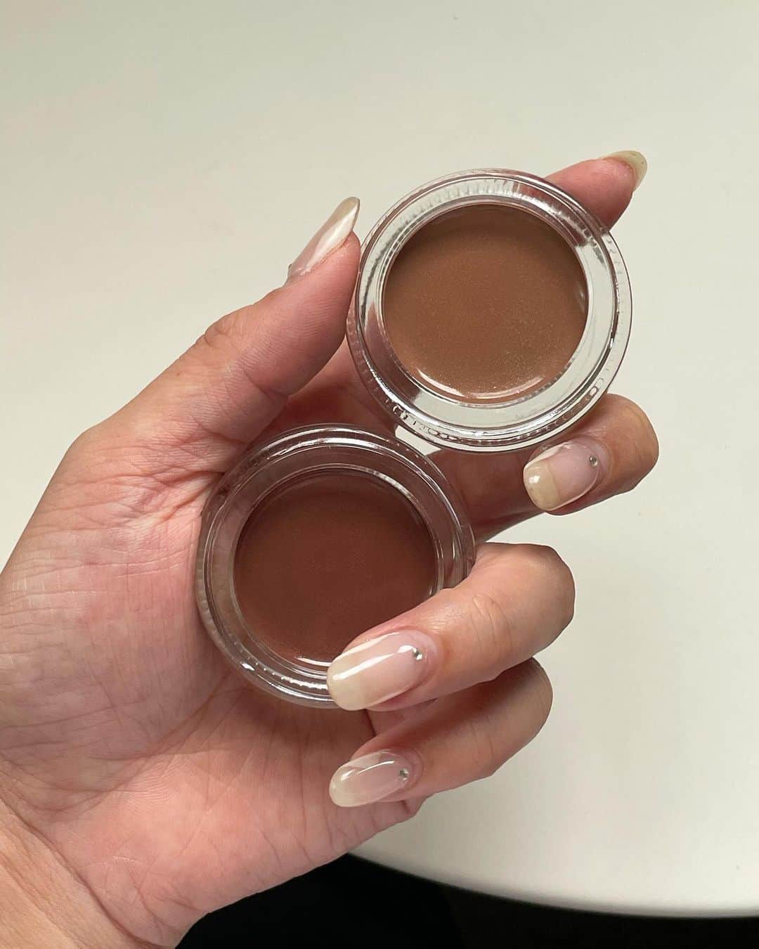 絵梨佳のインスタグラム：「new cosme📢🖤  snidelbeautyのアクアジェムグロウ。 柔らかいテクスチャーで肌への密着感が◎ 頂いたカラーが全部可愛かったのでこの可愛いさが 伝わるといいなー❤️‍🔥  @gladd_official でBeauty weekキャンペーンが 開催中なので、気になる方はこちらのアイテムも 一緒にチェックしてみてください✒️  #gladd  #cosme #コスメ #おすすめコスメ」