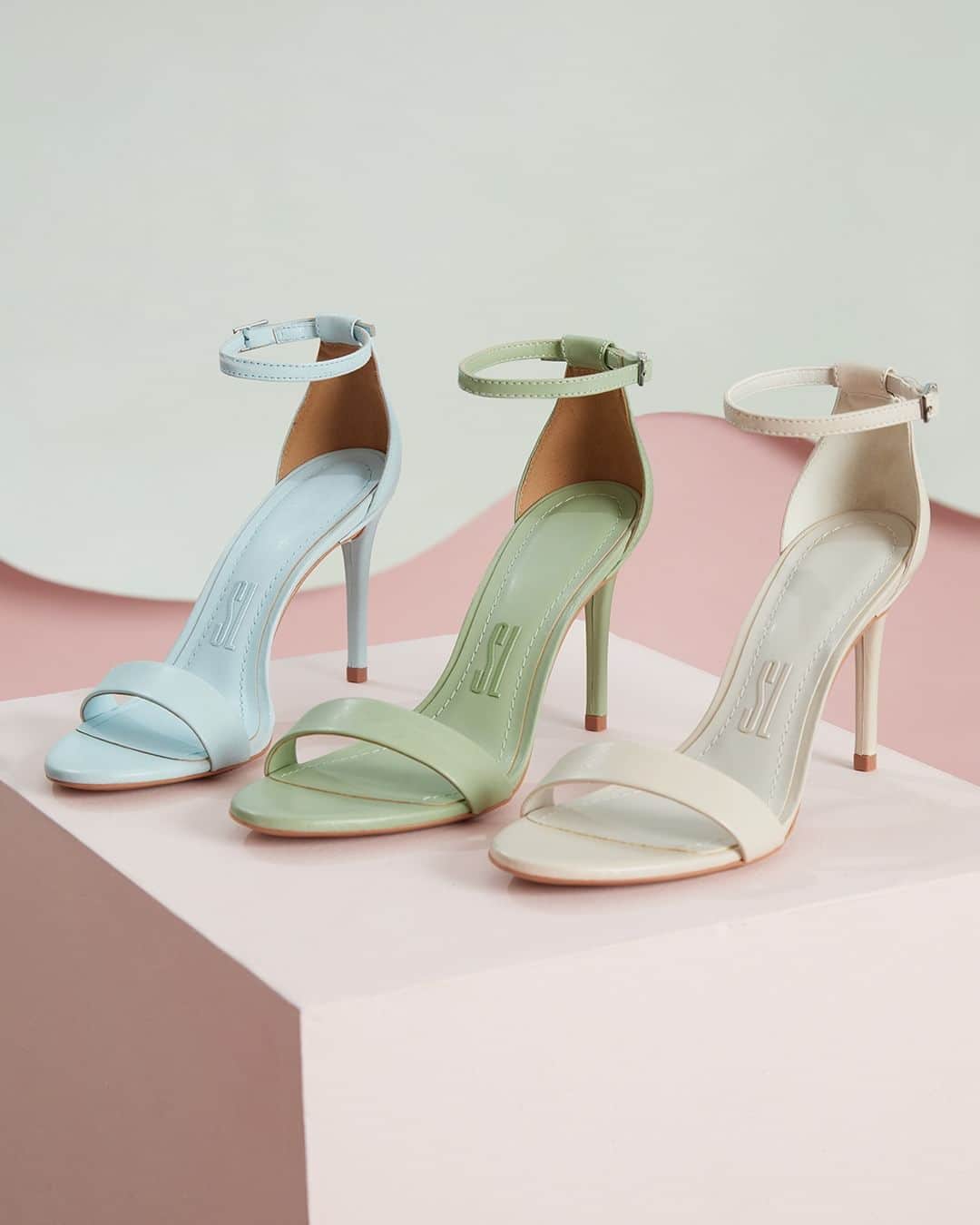 Santa Lollaのインスタグラム：「A clássica sandália de uma tira é editada na versão candy color para se manter atualizada nas tendências da temporada. Qual delas vai ser a sua nova SL preferida: Blue, Matcha ou Gelo? [ R$229,90 cada ] #santalolla #santalollaverao24 #candycolors」