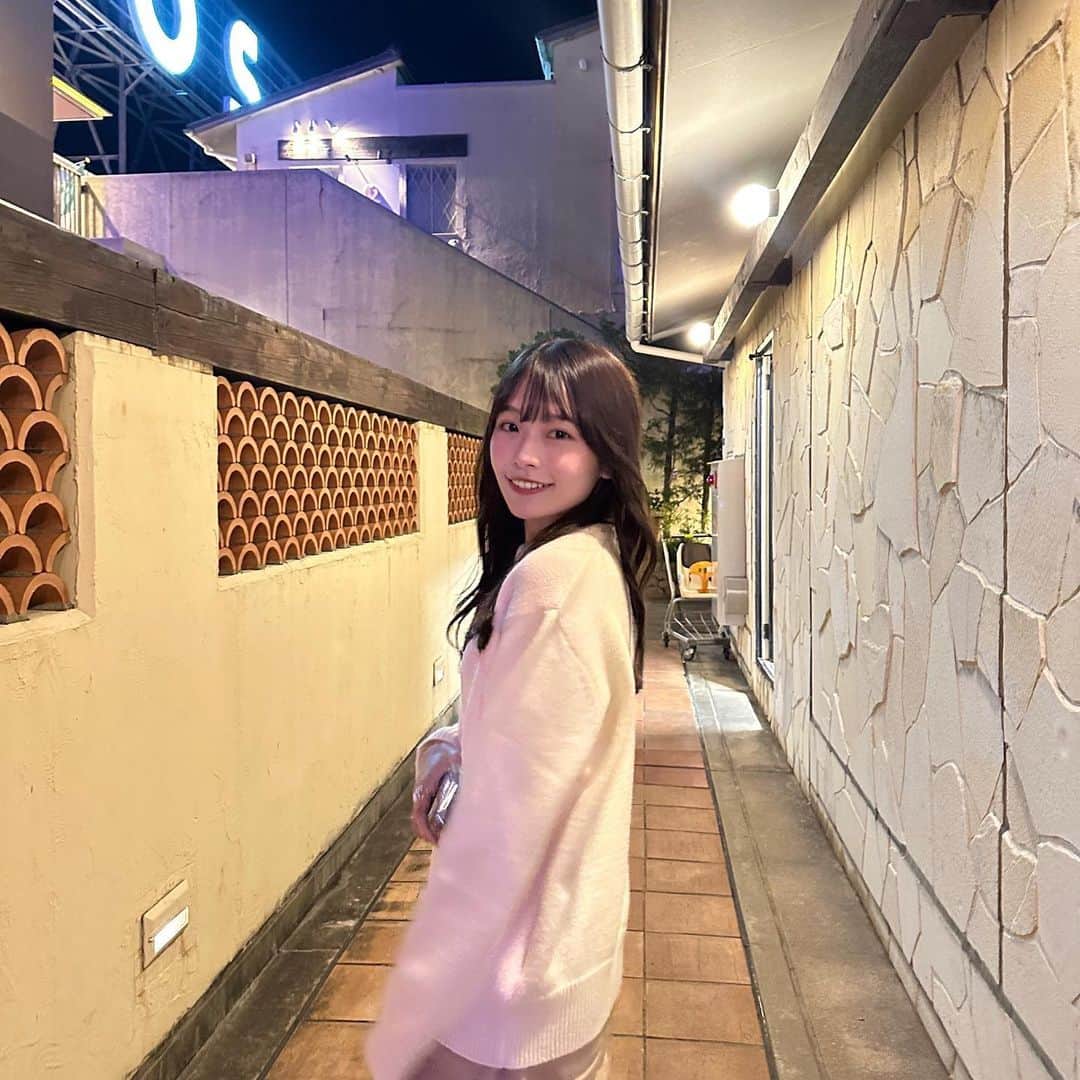 咲奈のインスタグラム：「mardiのニットかわいしゅぎる 今年もトレーナー買おうと思ったけど、思い切ってニット買っちゃった。。🫢💕  瑛士が撮ってくれる写真が1番自然体🍃」