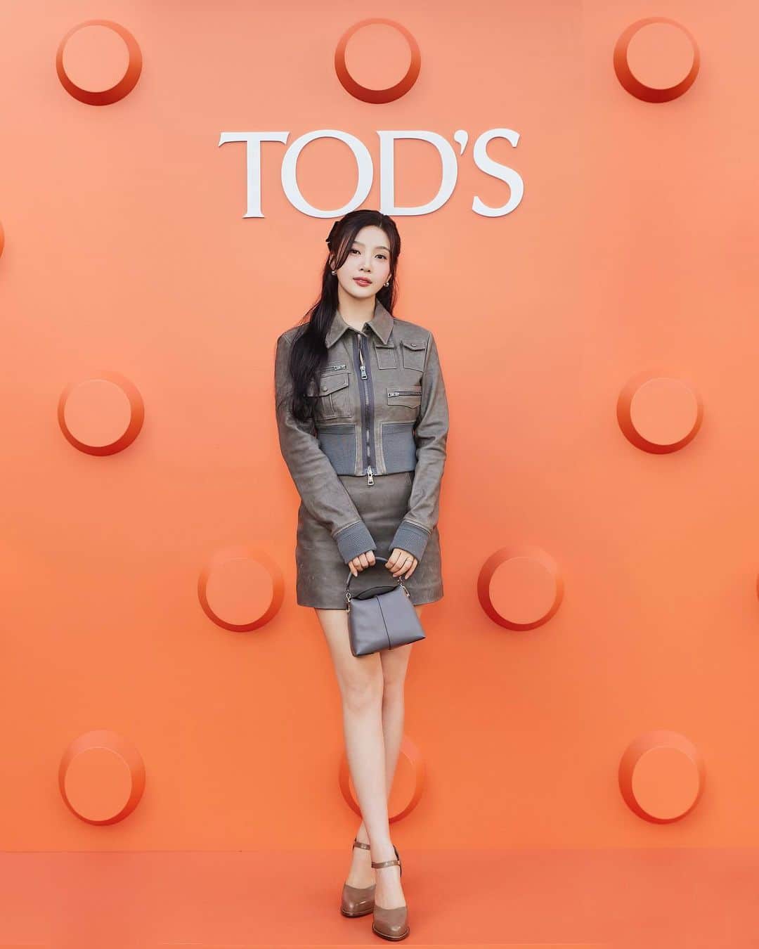 トッズのインスタグラム：「Korean Brand Ambassador Joy @_imyour_joy attended The Art of Craftsmanship pop-up opening event in Seoul wearing the #TodsFW23 collection.  #TodsHeritage #Tods #TodsSeoul」