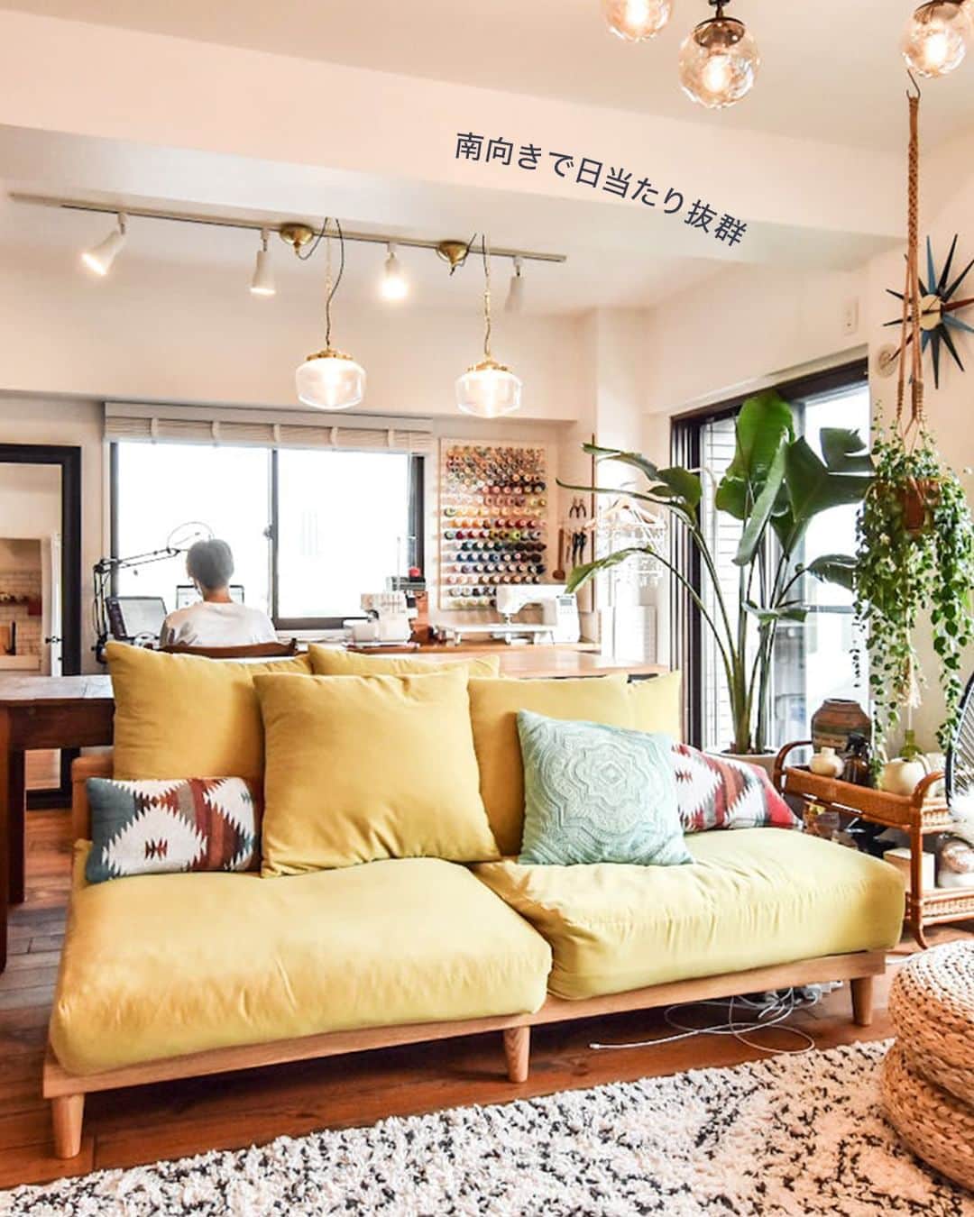 カウカモ ｜『一点もの』の住まいに出会おうさんのインスタグラム写真 - (カウカモ ｜『一点もの』の住まいに出会おうInstagram)「『ウルカモ物件』  ｜for sale｜中野富士見町駅 徒歩10分（76㎡・2K/DK/LDK）  ・ 2021年7月にフルリノベーションし引っ越しました。 寝室、室内窓で仕切ったワークルームとキッチン、作業場込みの広めのリビングというゆとりのある2LDKの間取りです。夫婦2人それぞれの仕事用スペースを作っています。  隣の住戸がなく南東西3方向に窓がある部屋のため、日当たりや風通し良好。周囲の物音など気にせず生活ができます。  室内壁や設備はほとんど塗装仕上げで、カラフルな内装部分はお好きな色に簡単に塗り替えも可能です。  駅からは少し距離がありますが、目の前にバス停があり主要な街に直接アクセスできます。 家の至近にコンビニ、スーパー、弁当屋、喫茶店や飲食店があるので、以前住んでいた駅近物件よりも住みやすいかもしれません。  大規模修繕工事が5月に完了予定で、共用部も綺麗になりました。  雑誌、書籍への掲載実績多数。  ---------------⁣ この物件の詳細はウルカモサイトをチェック✨⁣ ---------------⁣ .⁣ ※ウルカモ掲載中の物件は売却を検討中の住まいです ※表示されている価格は現時点の売却希望価格です ※この住まいのオーナーさんの設定した売却希望価格を表示しています。 ※価格は更新される場合があります。  #cowcamo⁣ #カウカモ⁣ .⁣ #住まいづくり #間取り #間取り図 #リビングインテリア  #ダイニングインテリア #キッチンインテリア #リノベ #リノベーション #リノベーションマンション #中古マンション #マンション暮らし #ライフスタイル #シンプルライフ #インテリア #インテリアデザイン #インテリアコーディネート #インテリア雑貨 #インテリア好きな人と繋がりたい #物件探し #内装 #オープンキッチン #心地よい暮らし #ナチュラルモダン #海外インテリアに憧れる #明るいリビング」10月23日 21時00分 - cowcamo