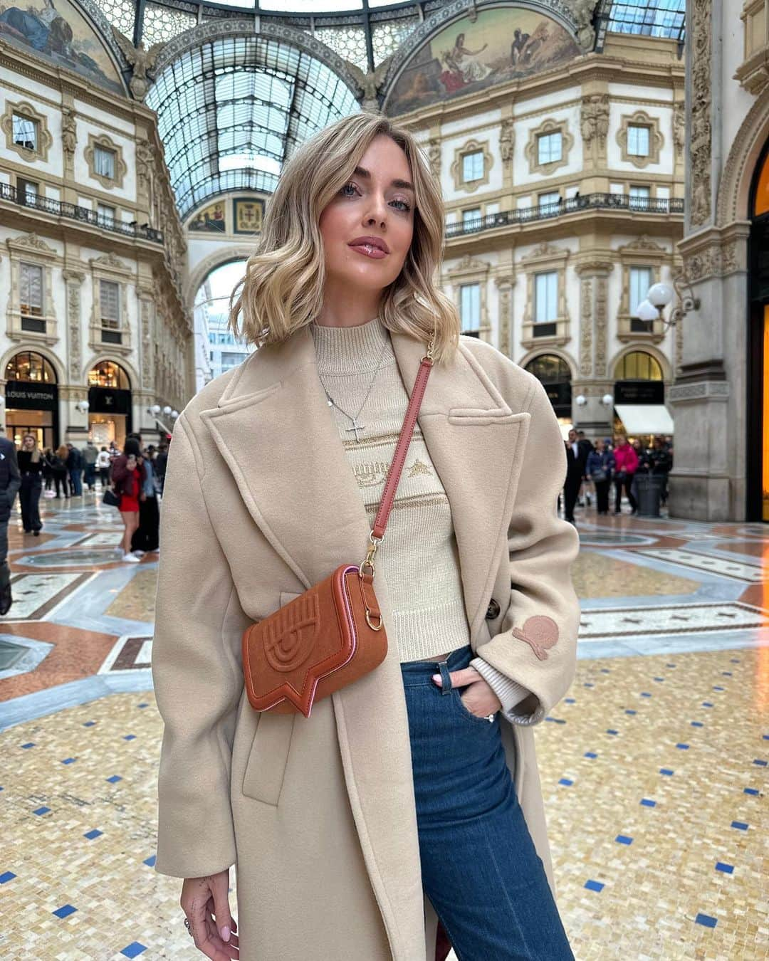 キアラ・フェラーニさんのインスタグラム写真 - (キアラ・フェラーニInstagram)「Perfect fall look wearing my @chiaraferragnibrand Eyelike bag today 🤎 You can find this one with a brown suede effect and more colors available online and in stores 🥰 #adv」10月23日 21時00分 - chiaraferragni