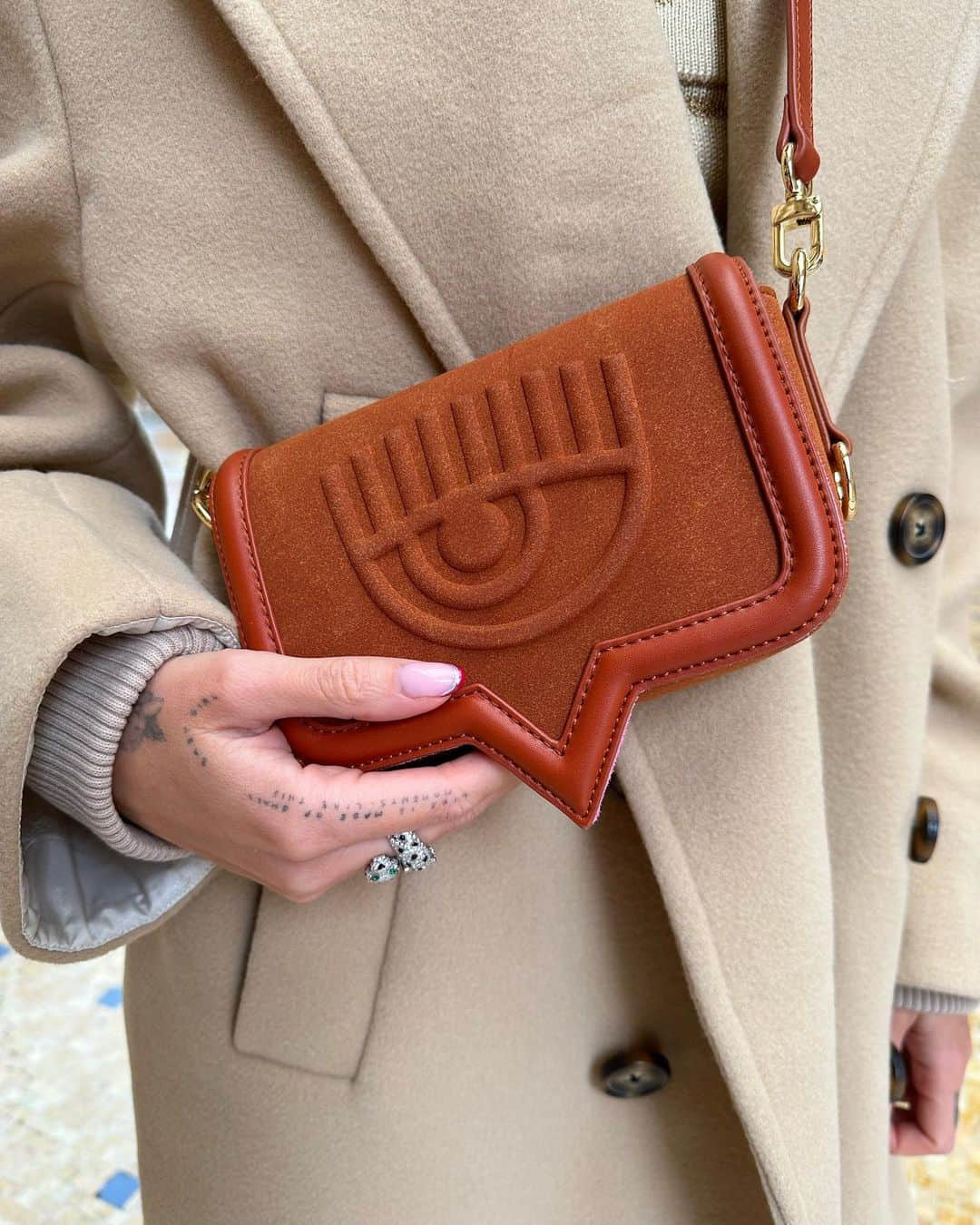 キアラ・フェラーニさんのインスタグラム写真 - (キアラ・フェラーニInstagram)「Perfect fall look wearing my @chiaraferragnibrand Eyelike bag today 🤎 You can find this one with a brown suede effect and more colors available online and in stores 🥰 #adv」10月23日 21時00分 - chiaraferragni