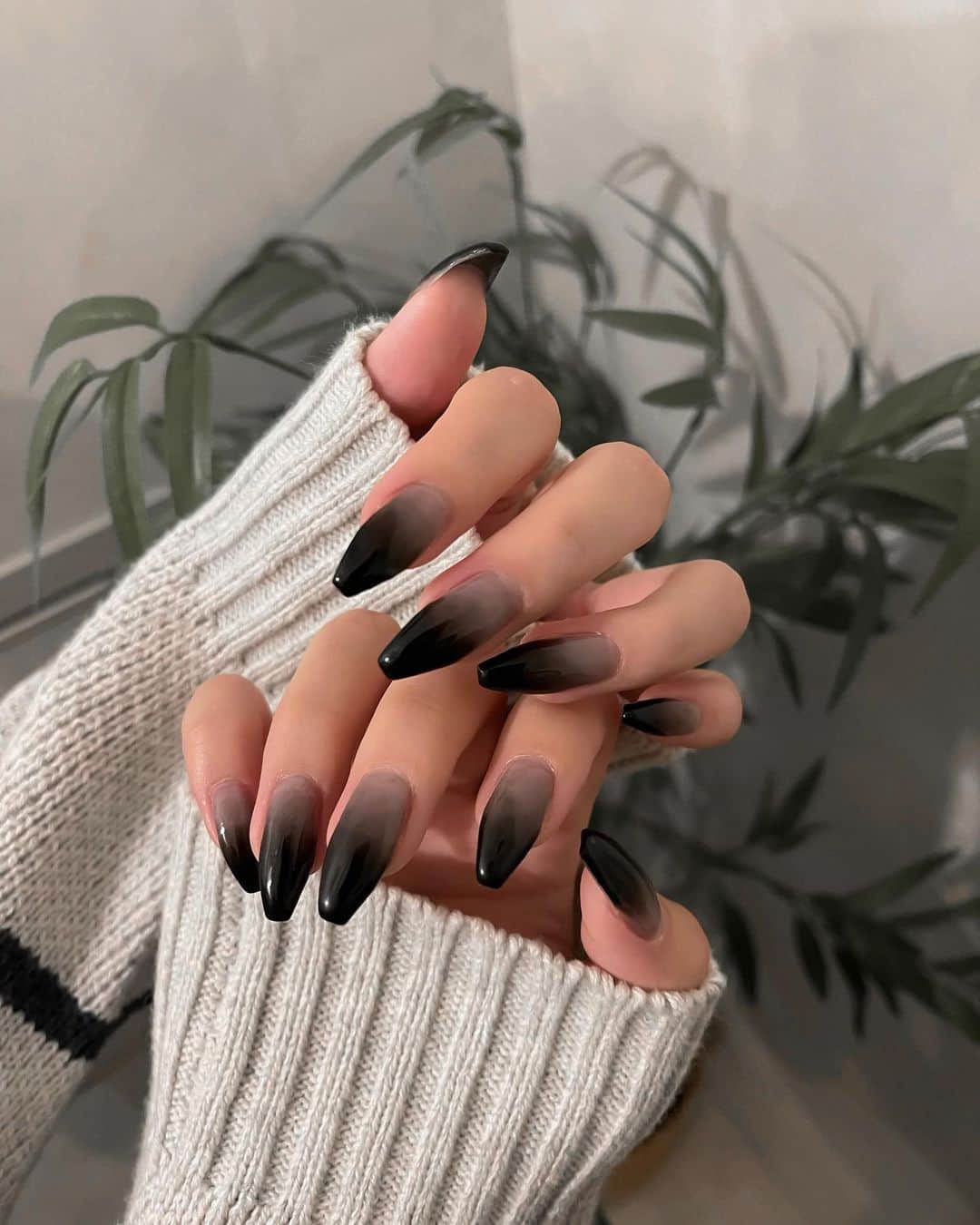 のインスタグラム：「.   𝗡𝗲𝘄 𝗻𝗮𝗶𝗹𝘀  ブラックグラデ🌚🖤 @___no.r__izumiotsu   . #ネイルデザイン #ニュアンスネイル #ミラーネイル #フレンチネイル #お洒落ネイル #個性派ネイル #秋ネイル #トレンドネイル #シルバーネイル #ワンホンネイル #マットネイル #グラデーションネイル #ブラックネイル」