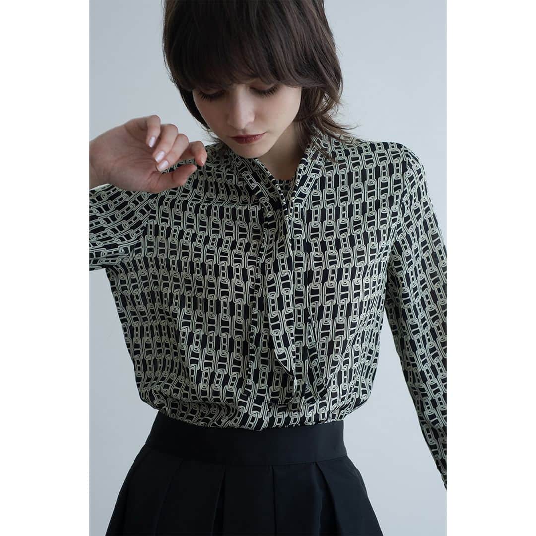 のインスタグラム：「2023 Winter Collection  BLOUSE　10-32-01-005 チェーンプリントボウタイブラウス 10月入荷予定  SKIRT 30-32-08-908 タックフレアミディスカート  ※入荷時期は変更になる場合がございます。  新作は @naracamicie_jp プロフィールURLからチェック！  #ナラカミーチェ #2023autumn #2023aw #2023秋 #2023秋冬」