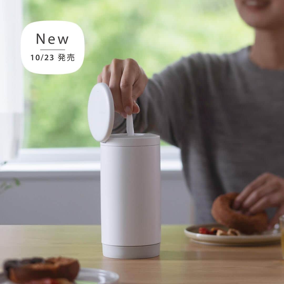 マーナ（おさかなスポンジ、立つしゃもじ、落としブタ）のインスタグラム：「【本日発売】片手で使える「ウェットティッシュケース」  マーナ開発の着脱が簡単な吸盤「REPITA（リピタ）」を採用し、 「片手で使えて、自由に移動できる」が可能に。  テーブルの汚れを拭きたい。手を拭きたい。除菌したい。 すぐに使いたいときが多いウェットティッシュ。  吸盤でしっかり固定しているので、片手でサッと引き出せます。  そして、吸盤に触れるだけで取り外せるので、 必要な時に、必要な所へ気軽に移動できます。  取り出し口がパッキンで密閉されており、ティッシュの先端まで潤いを逃がしません。  気持ちのいい使い心地をぜひお試しください。  ▼「ウェットティッシュケース」について、価格やサイズなど詳しい情報をご覧いただけます。 プロフィールトップHP > New Items   ▼その他の投稿もお楽しみください。 @marna_inc  ------------ Design for smile 暮らしを、いいほうへ。 marna｜マーナ  【オンラインショップ】 https://marna.jp/  【よみもの】 https://marna.jp/features/ ------------」