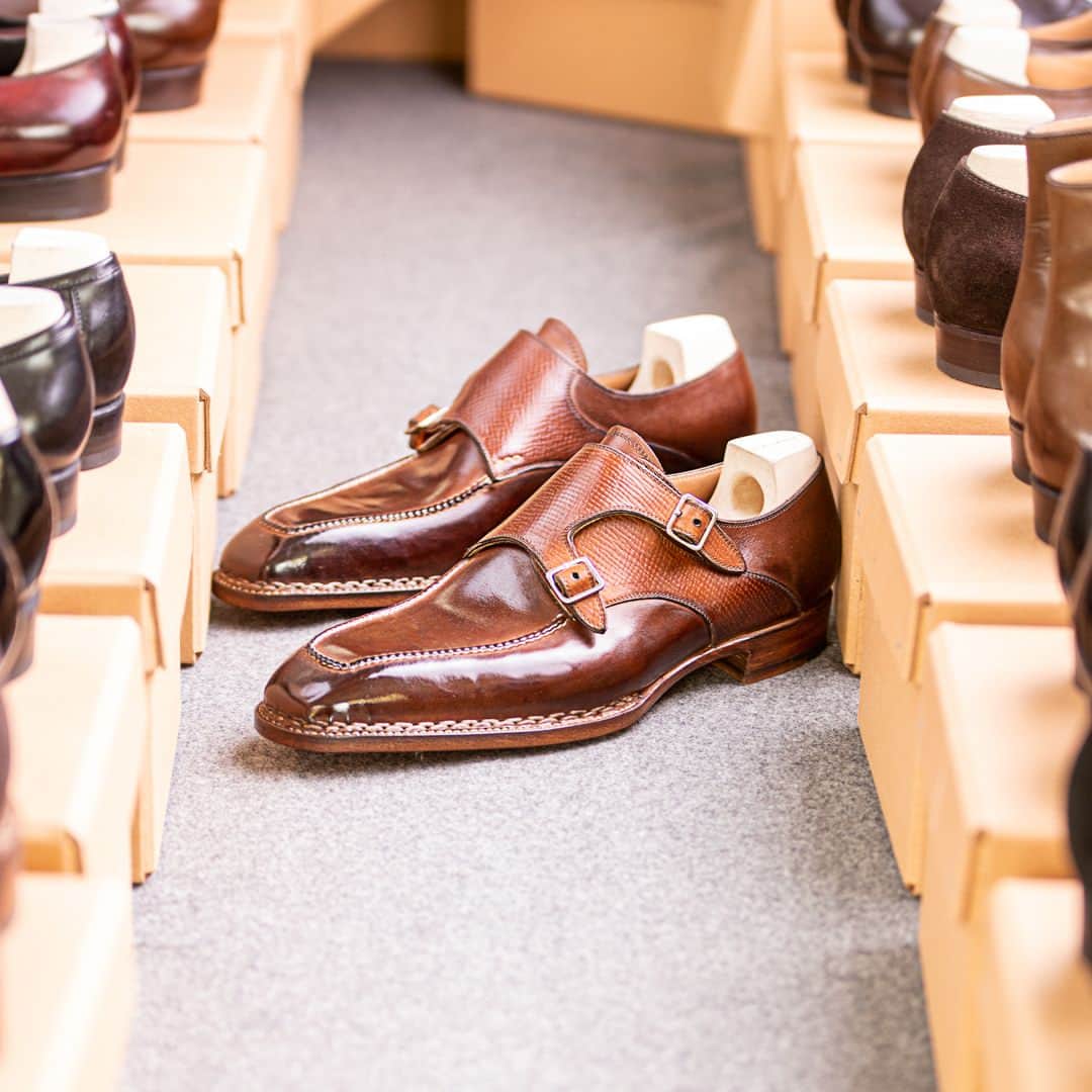 サンクリスピンのインスタグラム：「Buckles, check. Norwegian welt, check. Subtle two-tone leather contrast, check. Unique, check.⁣ It can only be one shoe, our 505A.  #shoes #handmadeshoes #madetoorder #mtoshoes #bespokeshoes #handwelted #shoeporn #madebyhand #shoestagram #agentlemanschoice #onlyforgentlemen」