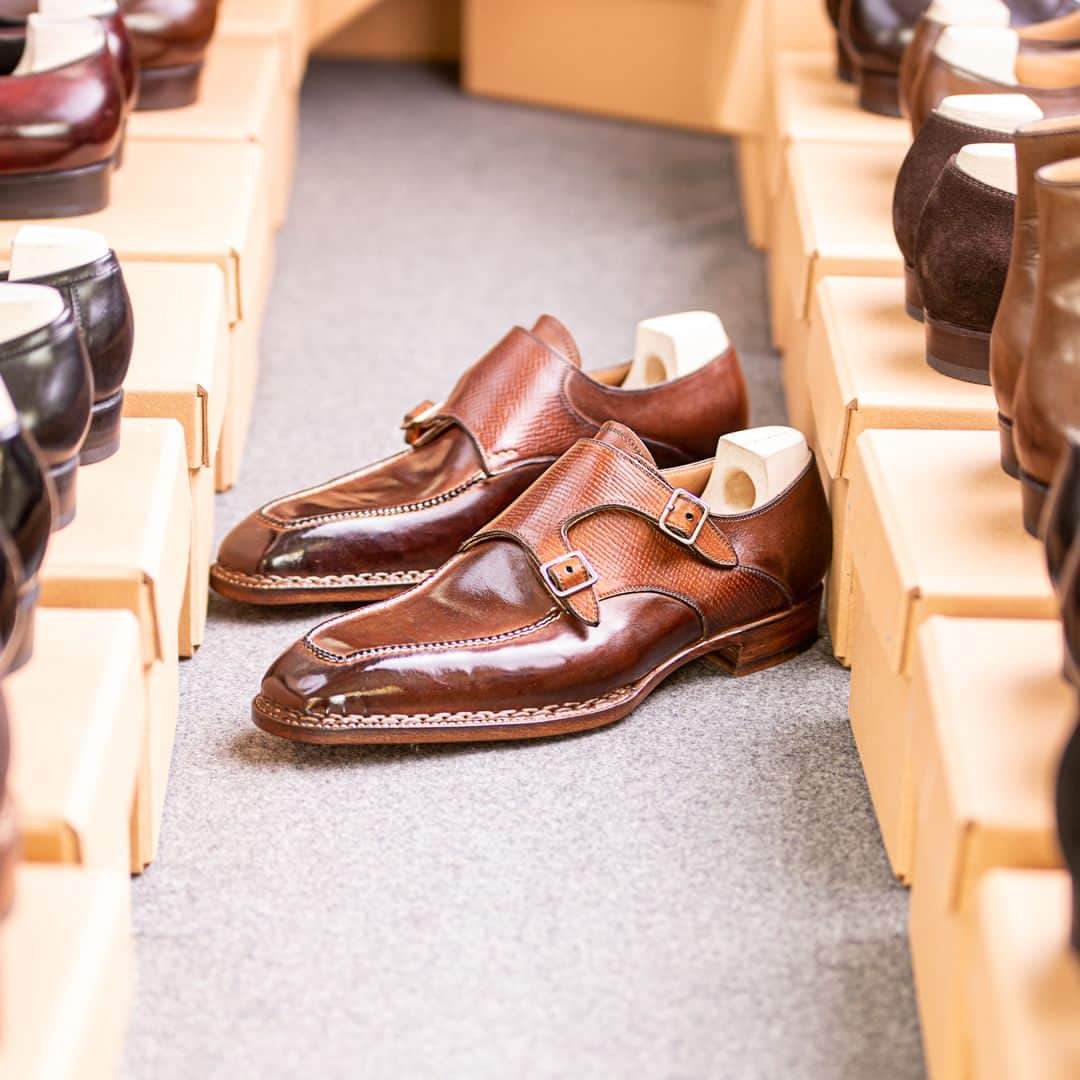 のインスタグラム：「Buckles, check. Norwegian welt, check. Subtle two-tone leather contrast, check. Unique, check.⁣ It can only be one shoe, our 505A.  #shoes #handmadeshoes #madetoorder #mtoshoes #bespokeshoes #handwelted #shoeporn #madebyhand #shoestagram #agentlemanschoice #onlyforgentlemen」