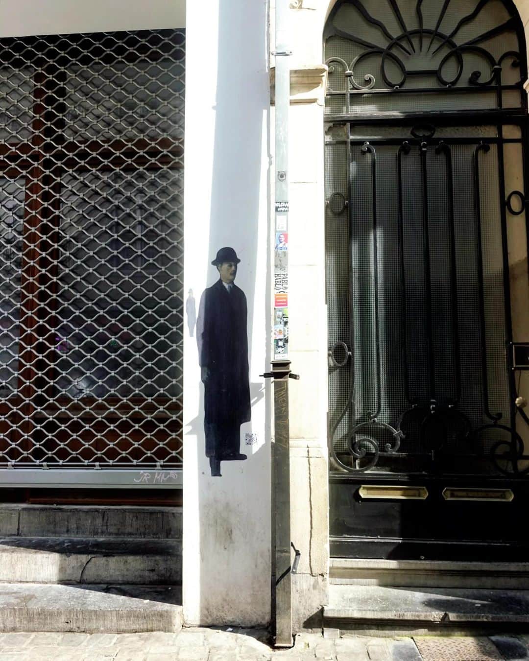 川原亜矢子さんのインスタグラム写真 - (川原亜矢子Instagram)「マグリットの息づく街 #travel #belgium #bruxelles  #magritte  #steaktartare #brusselbeerproject  #旅 #ベルギー #ブリュッセル #ルネマグリット」10月23日 21時06分 - ayakokawahara