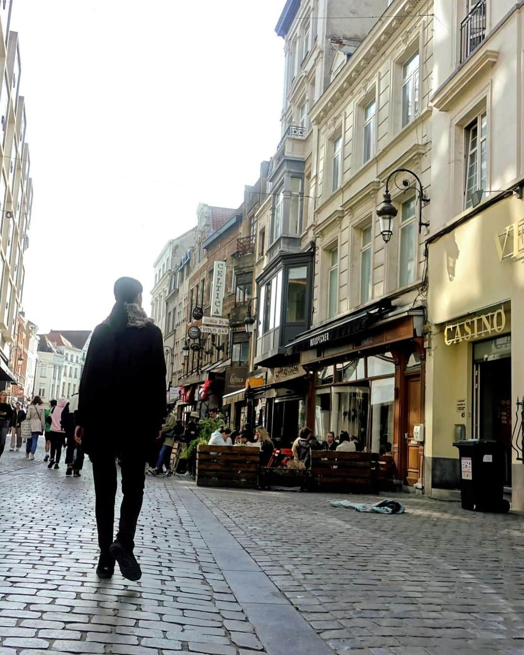 川原亜矢子さんのインスタグラム写真 - (川原亜矢子Instagram)「マグリットの息づく街 #travel #belgium #bruxelles  #magritte  #steaktartare #brusselbeerproject  #旅 #ベルギー #ブリュッセル #ルネマグリット」10月23日 21時06分 - ayakokawahara