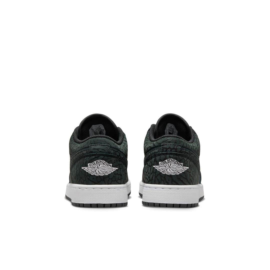 ABC-MART Grand Stageさんのインスタグラム写真 - (ABC-MART Grand StageInstagram)「・ 【10/24 Release】  JORDAN BRAND AIR JORDAN 1 LOW SE (GS) FB9908-001 ￥15,950  ＊店舗により取り扱いサイズが異なります。 ＊お一人様1点までとさせて頂きます。 ＊お電話や店頭でのお取り置きなどは承れませんので予めご了承ください。 ＊数に限りがございます。売りれの際はご了承下さい。  ＊発売日当日の状況によって、整理券をお渡ししての入店案内 　もしくは抽選販売等に変更させて頂く場合が御座います。 ＊スタッフの指示に従って頂けない場合は、販売を中止させて頂く場合も御座います。  https://gs.abc-mart.net/calendar/?utm_source=FB&utm_medium=social&utm_campaign=FB9908-001  #abcmart #abcマート #ABCGS #NIKE #ナイキ #nikejordan #jordan #AJ1 #jordan1 #エアジョーダン #sneakers #sneakernews」10月23日 21時01分 - abcmart_grandstage