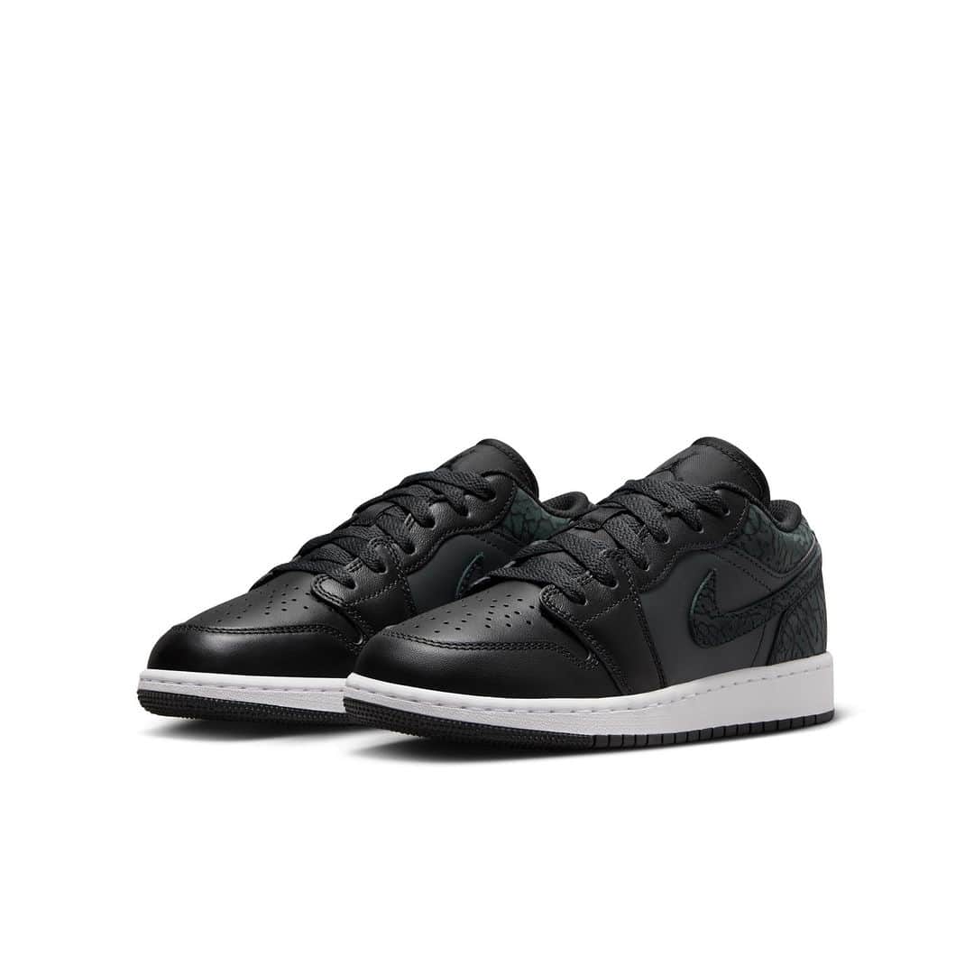 ABC-MART Grand Stageさんのインスタグラム写真 - (ABC-MART Grand StageInstagram)「・ 【10/24 Release】  JORDAN BRAND AIR JORDAN 1 LOW SE (GS) FB9908-001 ￥15,950  ＊店舗により取り扱いサイズが異なります。 ＊お一人様1点までとさせて頂きます。 ＊お電話や店頭でのお取り置きなどは承れませんので予めご了承ください。 ＊数に限りがございます。売りれの際はご了承下さい。  ＊発売日当日の状況によって、整理券をお渡ししての入店案内 　もしくは抽選販売等に変更させて頂く場合が御座います。 ＊スタッフの指示に従って頂けない場合は、販売を中止させて頂く場合も御座います。  https://gs.abc-mart.net/calendar/?utm_source=FB&utm_medium=social&utm_campaign=FB9908-001  #abcmart #abcマート #ABCGS #NIKE #ナイキ #nikejordan #jordan #AJ1 #jordan1 #エアジョーダン #sneakers #sneakernews」10月23日 21時01分 - abcmart_grandstage