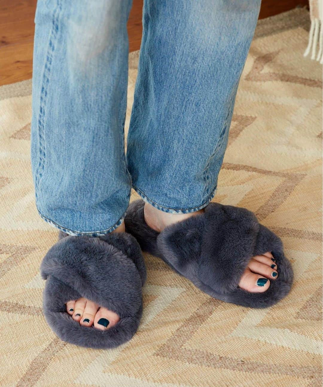 journal standard Furnitureさんのインスタグラム写真 - (journal standard FurnitureInstagram)「⁡ 【 SLIPPER FUR 】 ⁡ 内側にも柔らかく滑らかな生地を使用した、ふわふわの履き心地のファースリッパ。 存在感はありつつもシンプルなので、日々のお洋服にも合わせやすいデザインです。 ⁡ 寒い季節は、暖房を使用していても、足元は冷えがち。 毛足の長いフェイクファーを使用し、冬の寒い足元を暖かくしてくれます。 ⁡ 毎日使用するものだから、洗えるところも嬉しいポイントです。 ご家庭やオフィスでの使用や、ギフトにもおすすめです。 ⁡ ---- ⁡ SLIPPER FUR ( GRAY / BEIGE ) ¥3,740 ⁡ ---- ⁡ #journalstandardfurniture #baycrews #interior #furniture  #livinginterior #livingroominterior  #interiordesign  #roomshoes #slippers #warm #fur #autumn #fall #winter」10月23日 21時04分 - js_furniture