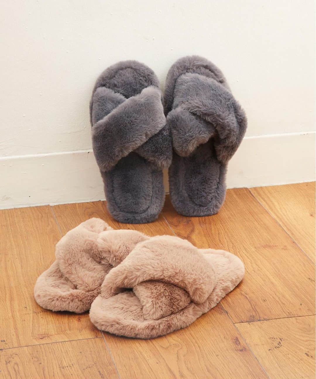 journal standard Furnitureのインスタグラム：「⁡ 【 SLIPPER FUR 】 ⁡ 内側にも柔らかく滑らかな生地を使用した、ふわふわの履き心地のファースリッパ。 存在感はありつつもシンプルなので、日々のお洋服にも合わせやすいデザインです。 ⁡ 寒い季節は、暖房を使用していても、足元は冷えがち。 毛足の長いフェイクファーを使用し、冬の寒い足元を暖かくしてくれます。 ⁡ 毎日使用するものだから、洗えるところも嬉しいポイントです。 ご家庭やオフィスでの使用や、ギフトにもおすすめです。 ⁡ ---- ⁡ SLIPPER FUR ( GRAY / BEIGE ) ¥3,740 ⁡ ---- ⁡ #journalstandardfurniture #baycrews #interior #furniture  #livinginterior #livingroominterior  #interiordesign  #roomshoes #slippers #warm #fur #autumn #fall #winter」