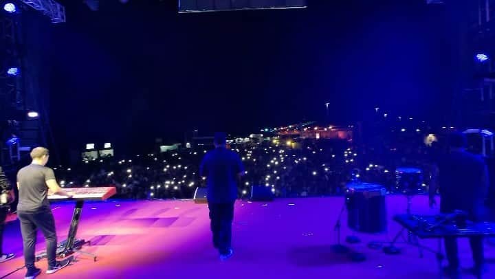 Sorriso Marotoのインスタグラム：「Fechamos o final de semana de shows com a energia lá em cima no @classicosdobrasil.festival! Arrasta pro lado pra sentir o clima 🙌🏽  O nosso coração se encheu de gratidão em ver vocês cantando ELA com a gente e curtindo cada música, deram um show a parte! ♥️🎶」