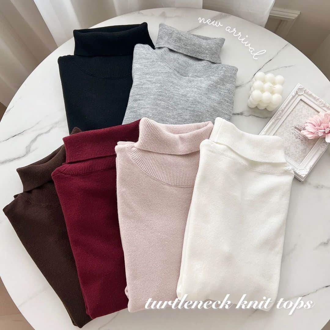 apres jour(アプレジュール) のインスタグラム：「【new arrival🎀】10/26(thu)21:00〜 ⁡ ◆1枚で秋冬のコーデの幅が広がること間違いなしの優秀アイテム！ ⁡ 身体のラインを拾い過ぎず、フィットするような着用感♪ 首元は暖かさもしっかり感じられるタートルネックデザインに。 ⁡ 柔らかい素材で作られており着心地も◎ ⁡ カラー展開も豊富にご用意いたしました。 キャミワンピースやアウターなどのインナーやトップスとしても、 単体でも着用いただけるため、1枚持っておけばコーデの幅が広げられる着回し万能のアイテムです！ ⁡ ⁡ #カシミヤタッチタートルニット 商品番号🔎985137 サイズ…F/XL ¥2,595(taxin) ⁡ ⁡ こちらの画像はインスタ用に加工しておりますので、カラーの雰囲気が実際の商品と異なる場合がございます。 商品ページにてカラーのご確認をお願い致します。 ⁡ #ZOZOでしか買えない #アプレジュール #アプレ部」