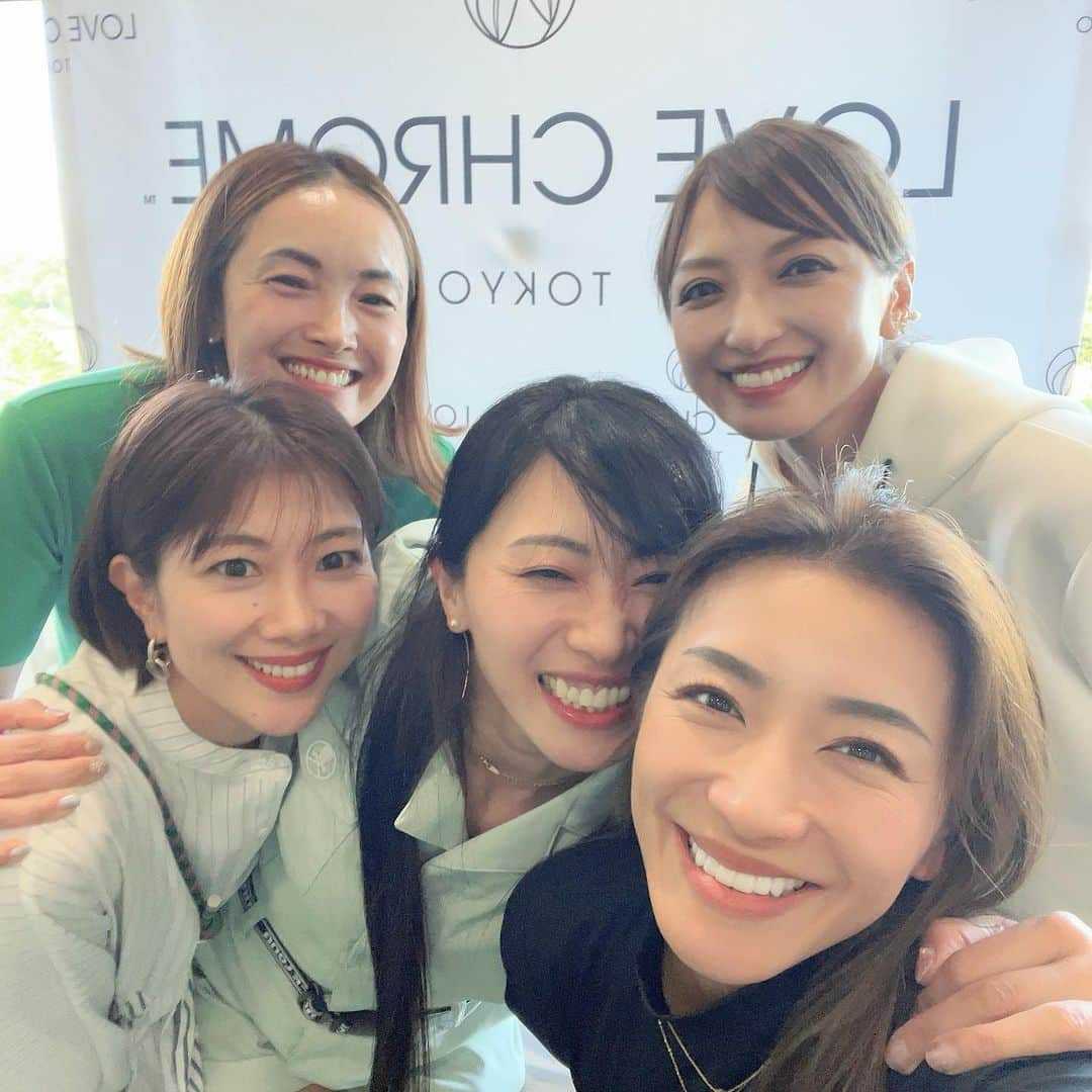 松藤あつこさんのインスタグラム写真 - (松藤あつこInstagram)「「LOVE CHROME」15周年コンペ⛳️  美髪人生に欠かせないもの @lovechrome_tokyo 🩷  売れに売れまくり、ぐんぐん成長してゆくラブクロム✨  記念すべき15周年のコンペに参加させていただきました💫  けいちゃんにご紹介頂いたご縁🫶 当時サロンも近かったり家も近かったり… @shimojimac 社長とはすんなり仲良くして頂いて😍  私がゴルフを再開したキッカケも千穂さんです🩷  人のご縁て必然だったりとかね〜 感謝しかない日々♡♡♡  ゴルフ場は…グリーンが攻略しにくかったですが…🤪 千穂さんらしい雰囲気の素敵なコンペでした✨  高級車に重宝されている日本の特許技術で櫛を作っていらっしゃる御親族、姪っ子さん達も参加で、更にラブクロムに愛溢れました😍  Y.C.primaryの皆様♡15周年✨本当におめでとうございます🎉㊗️🎈🎉  尊敬してやまぬ 🏸の潮田玲子ちゃんと♡ ⛷️の清原恵美子ちゃんと♡ 🎤の望月理恵さんと♡  最高すぎる美女達に囲まれて💖 最高の時間✨ 幸せ☺️  そして、沢山の繋がりが繋がりを呼び…♡  #幸せの連鎖 #美髪の連鎖 #出会い #繋がり #人が好き #ラブクロム #素晴らしい技術 #ジャパンテクノロジー #艶髪のプロフェッショナル   ウェアはこの秋推し柄❣️ 名門はダメかもだけども… 一目惚れ♡ 遠目で見ると、良い感じ過ぎませんか⁉️😍  @loudmouth_japan_official  @loudmouth_style  @loudmouth  #ヘビーユーザー #ラウドマウスクルー #一部 #pr  めちゃくちゃ使える素敵なベルトは @bisuhada さんからのバースデープレゼント😍 有難う御座いました〜💖」10月23日 21時13分 - atsukomatsufuji