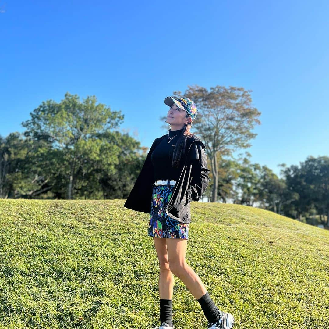 松藤あつこさんのインスタグラム写真 - (松藤あつこInstagram)「「LOVE CHROME」15周年コンペ⛳️  美髪人生に欠かせないもの @lovechrome_tokyo 🩷  売れに売れまくり、ぐんぐん成長してゆくラブクロム✨  記念すべき15周年のコンペに参加させていただきました💫  けいちゃんにご紹介頂いたご縁🫶 当時サロンも近かったり家も近かったり… @shimojimac 社長とはすんなり仲良くして頂いて😍  私がゴルフを再開したキッカケも千穂さんです🩷  人のご縁て必然だったりとかね〜 感謝しかない日々♡♡♡  ゴルフ場は…グリーンが攻略しにくかったですが…🤪 千穂さんらしい雰囲気の素敵なコンペでした✨  高級車に重宝されている日本の特許技術で櫛を作っていらっしゃる御親族、姪っ子さん達も参加で、更にラブクロムに愛溢れました😍  Y.C.primaryの皆様♡15周年✨本当におめでとうございます🎉㊗️🎈🎉  尊敬してやまぬ 🏸の潮田玲子ちゃんと♡ ⛷️の清原恵美子ちゃんと♡ 🎤の望月理恵さんと♡  最高すぎる美女達に囲まれて💖 最高の時間✨ 幸せ☺️  そして、沢山の繋がりが繋がりを呼び…♡  #幸せの連鎖 #美髪の連鎖 #出会い #繋がり #人が好き #ラブクロム #素晴らしい技術 #ジャパンテクノロジー #艶髪のプロフェッショナル   ウェアはこの秋推し柄❣️ 名門はダメかもだけども… 一目惚れ♡ 遠目で見ると、良い感じ過ぎませんか⁉️😍  @loudmouth_japan_official  @loudmouth_style  @loudmouth  #ヘビーユーザー #ラウドマウスクルー #一部 #pr  めちゃくちゃ使える素敵なベルトは @bisuhada さんからのバースデープレゼント😍 有難う御座いました〜💖」10月23日 21時13分 - atsukomatsufuji