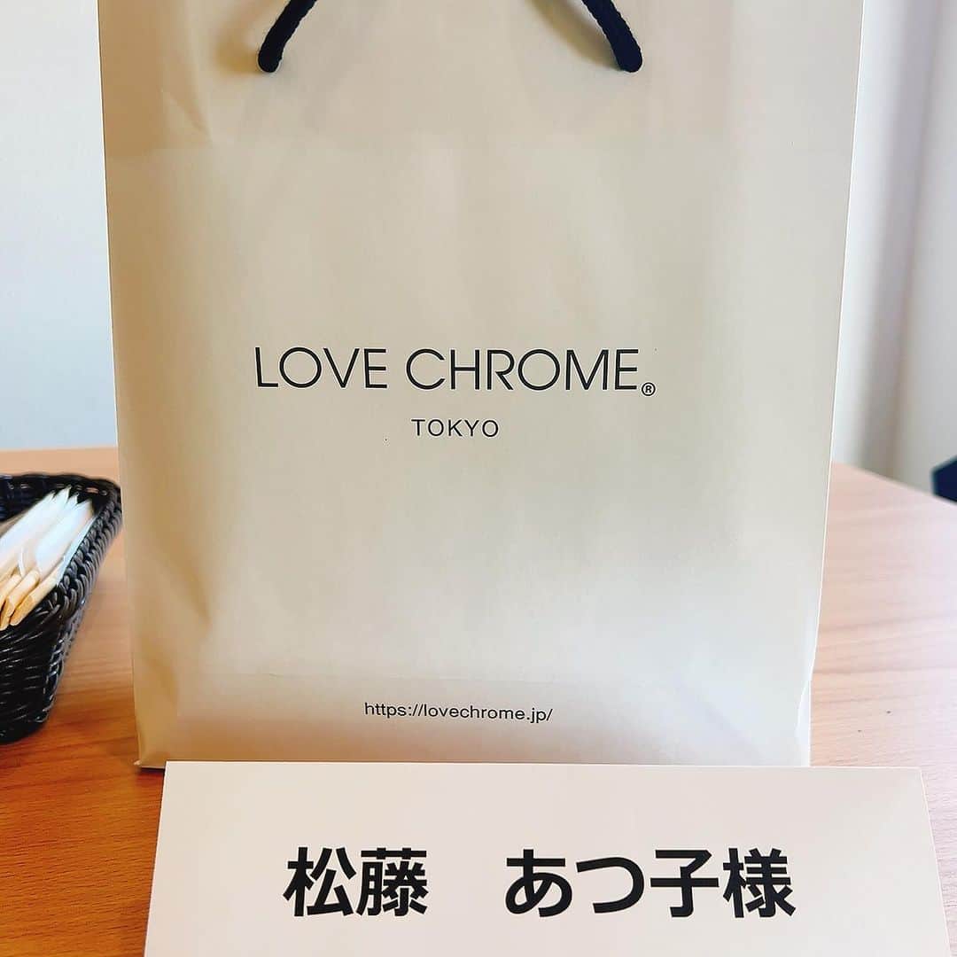 松藤あつこさんのインスタグラム写真 - (松藤あつこInstagram)「「LOVE CHROME」15周年コンペ⛳️  美髪人生に欠かせないもの @lovechrome_tokyo 🩷  売れに売れまくり、ぐんぐん成長してゆくラブクロム✨  記念すべき15周年のコンペに参加させていただきました💫  けいちゃんにご紹介頂いたご縁🫶 当時サロンも近かったり家も近かったり… @shimojimac 社長とはすんなり仲良くして頂いて😍  私がゴルフを再開したキッカケも千穂さんです🩷  人のご縁て必然だったりとかね〜 感謝しかない日々♡♡♡  ゴルフ場は…グリーンが攻略しにくかったですが…🤪 千穂さんらしい雰囲気の素敵なコンペでした✨  高級車に重宝されている日本の特許技術で櫛を作っていらっしゃる御親族、姪っ子さん達も参加で、更にラブクロムに愛溢れました😍  Y.C.primaryの皆様♡15周年✨本当におめでとうございます🎉㊗️🎈🎉  尊敬してやまぬ 🏸の潮田玲子ちゃんと♡ ⛷️の清原恵美子ちゃんと♡ 🎤の望月理恵さんと♡  最高すぎる美女達に囲まれて💖 最高の時間✨ 幸せ☺️  そして、沢山の繋がりが繋がりを呼び…♡  #幸せの連鎖 #美髪の連鎖 #出会い #繋がり #人が好き #ラブクロム #素晴らしい技術 #ジャパンテクノロジー #艶髪のプロフェッショナル   ウェアはこの秋推し柄❣️ 名門はダメかもだけども… 一目惚れ♡ 遠目で見ると、良い感じ過ぎませんか⁉️😍  @loudmouth_japan_official  @loudmouth_style  @loudmouth  #ヘビーユーザー #ラウドマウスクルー #一部 #pr  めちゃくちゃ使える素敵なベルトは @bisuhada さんからのバースデープレゼント😍 有難う御座いました〜💖」10月23日 21時13分 - atsukomatsufuji