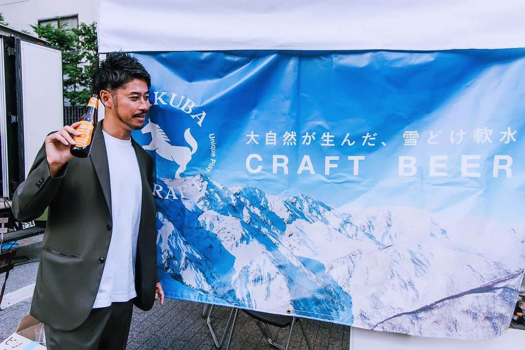 田中裕介のインスタグラム：「『FOOTBALL JAM 2023』 ×『HAKUBA CRAFT』  10月21日（土）にSHIBUYA CITY FCが主催する 都市型フットボールフェス『FOOTBALL JAM 2023』が 渋谷の街を舞台に開催されました。  『蹴るのも見るのも遊ぶのも みんな遊べる、サッカーフェス』  をコンセプトにサッカーを好きな人も知らない人も、 サッカーを楽しめるイベントです。 渋谷という人通りの多い街中で開催する関係もあり、ストリートサッカーやパフォーマンスなどを中心に渋谷のカルチャーにマッチするコンテンツが盛り沢山ありました！  僕は渋谷キャスト前に出店した長野県白馬市に拠点を置く クラフトビールカンパニー『HAKUBA CRAFT』さん の初東京出店をサポートさせて頂きました。  またイベント終了後には渋谷のランドマーク 渋谷スクランブルスクエアさんのご協力の元、 アフターパーティーを開催しました。 幹事として渋谷に関わる様々な方々とここから 共に渋谷を盛り上げていく話をする事ができました🔥  会の最後には、日々海外から 観光客の方々が数千人が訪れるパワーのある 渋谷SKYの展望台にて 集合写真を撮り長い1日を終えました。  目も眩むような夜景を見ながら、改めてこの渋谷に拠点を 置いて活動する意味を再認識しました。  この都市で名前負けをしない 引き続きワクワクするような クラブ、組織作りをしていきます🔥  ⚽️ @shibuyacityfc  @footballjam2021   🍺 @hakuba_craft   🌃🏢 @shibuya_scramble_square  @shibuya_sky  @shibuyastream_official  @shibuyacast   #渋谷 #渋谷スカイ」