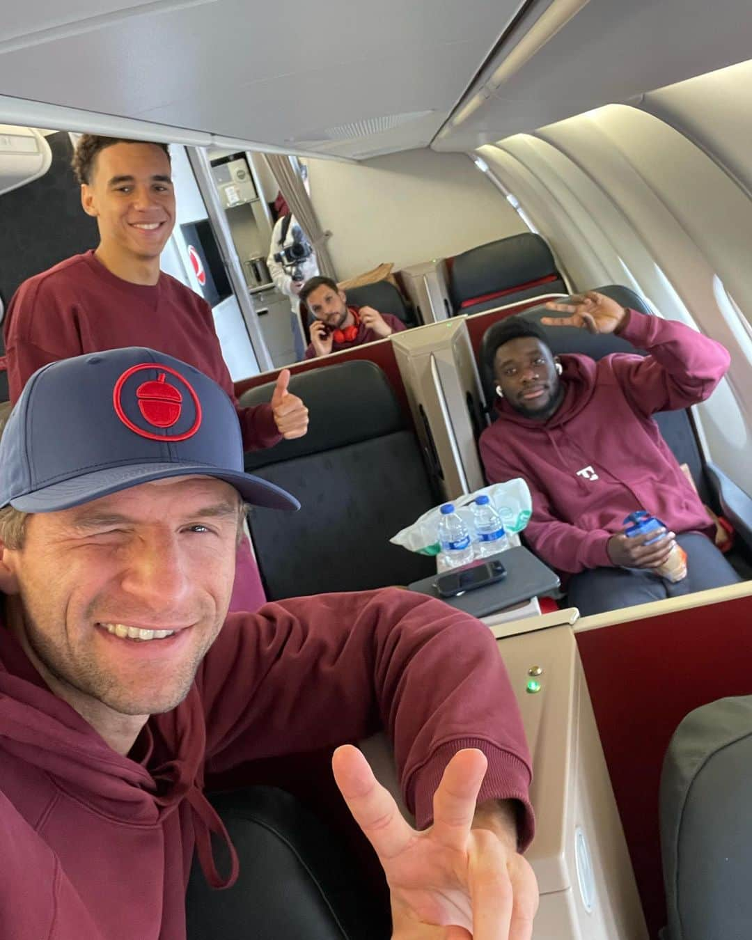 トーマス・ミュラーのインスタグラム：「Let’s go to Istanbul with the  boyband ⚽️ 🎸   @jamalmusiala10 @alphonsodavies @svenulreichoffiziell   #gutdrauf #istanbul #clnights #eichel #esmüllertlogo」