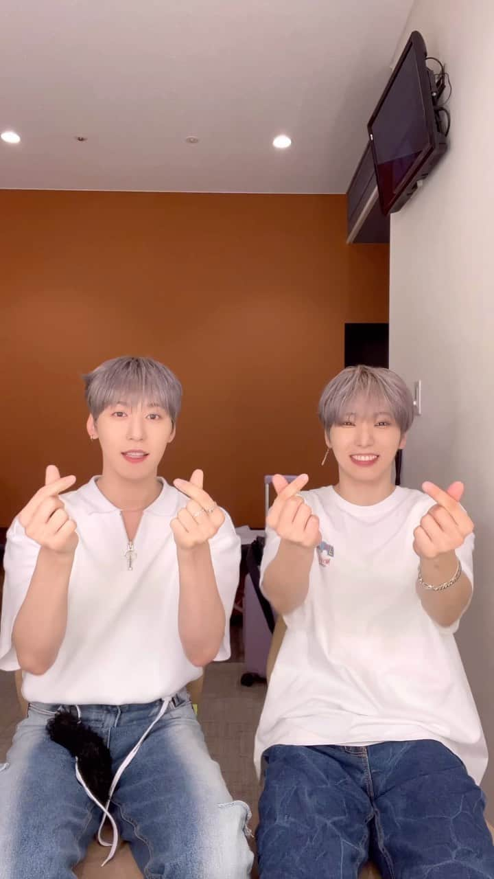 ONEUSのインスタグラム：「Lee서호&Lee건희의 Love Lee Challenge💗 #원어스 #ONEUS #서호 #SEOHO #건희 #KEONHEE #AKMU #악뮤 #LoveLeeChallenge #러브리챌린지 #LoveLee」