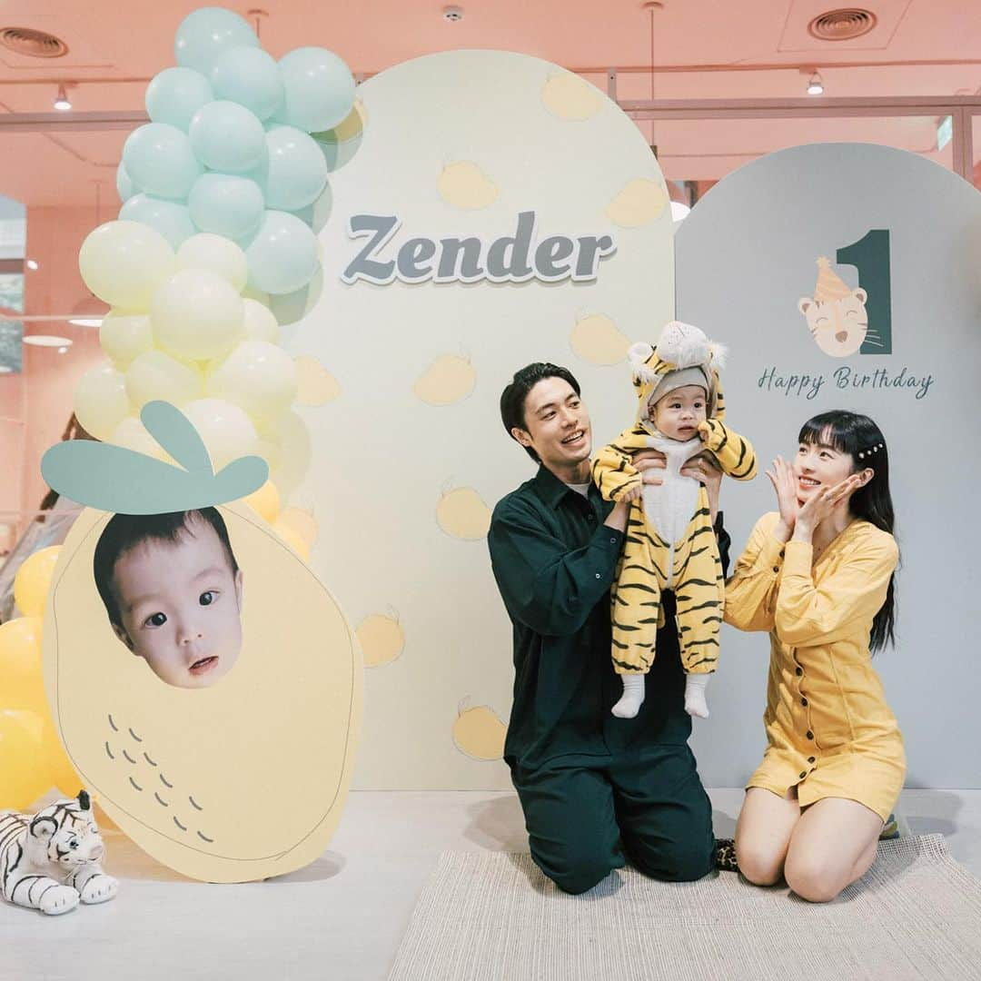 Dewi Chienのインスタグラム：「👶🏻親愛的兒子  身為第二胎的你稍微委屈也稍微辛苦了，因為家裡有個超撒嬌又超吃醋的姊姊，導致某些人（例如賴先生）難免控制不了自己重女輕男的部分⋯  時常會想～如果你先出生的話，那享受的愛是不是就可以更多更滿？想著想著我忍不住又愛你更多了！（生兩胎的人都會這樣嗎）（還是我內心的小劇場偏多呢）  某些人總是說我偏心，對兒子特別有耐心，我只能說：「如果讓你覺得我偏心，絕對也是你一手造成的。」😏  終於體驗到人家常說的，第一胎女兒第二胎兒子，通常爸爸都是嚴重女兒傻瓜，所以媽媽才會努力想愛兒子更多。但不管怎樣，還好這個家還有最公平的存在，兩個小寶貝🥕🥭我都愛死了🤍💛💚  攝影 @daran_wu  場地 @2018stay2018  佈置 @mtpartyservice  蛋糕 @sweetpercent.co   #小芒果🥭🥭🥭 #好險越大越乖越可愛求生慾偏強那種」