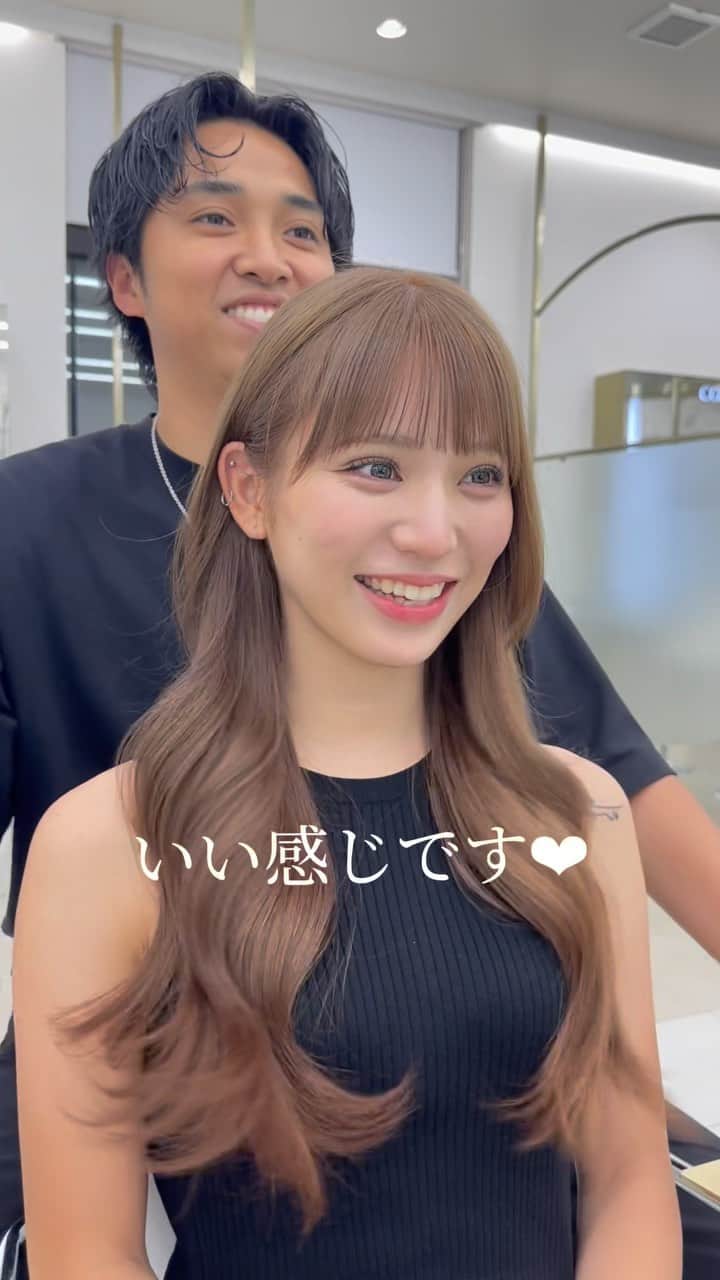 高橋英昇のインスタグラム：「ブリーチカラーも得意です⭕️ 前髪カラーのクーポンが1番人気なので是非そちらをお選びください！ オーダーの際に保存してお使いください✨ ˗˗˗˗˗˗˗˗˗˗˗˗˗˗˗˗˗˗˗˗˗˗˗˗˗˗˗˗˗˗˗˗˗˗˗˗˗˗ ⁡ ◌ @eisho_coa  ⁡ 前髪顔周りのどんな悩みも 是非ご相談下さい✨ ⁡ ☑︎流し前髪だけど要望と違う ☑︎前髪顔周りを切られすぎる ☑︎顔周りがなくて困っている ☑︎前髪が巻きづらく上手くいかない ☑︎変な毛がいつも前髪に出てくる ☑︎扱いづらくて困っている ☑︎おでこが狭くて悩んでいる ⁡ などなど 少しでも気になることは全てお聞かせ下さい✨ メモ持ってきても大丈夫です📝 ⁡ ˗˗˗˗˗˗˗˗˗˗˗˗˗˗˗˗˗˗˗˗˗˗˗˗˗˗˗˗˗˗˗˗˗˗˗˗˗˗ ⁡ ⁡ ◌ 料金 ◌ ・カット ¥8800 ・カット 𓂃 トリートメント ¥12100 ・カット 𓂃 カラー ¥17600 ・カット 𓂃 カラー 𓂃 トリートメント ¥22000 ⁡ ※初回のみ指名料+¥3300かかります。 2回目以降は指名料無料です。 ⁡ ⁡ 𓂃 よくあるご質問 𓂃 ⁡ ⁡ Q . 予約はどうしたらいいですか？ ⁡ ✎ プロフィールのURLからお待ちしております✨ ⁡ ⁡ Q . 場所はどちらですか？ ⁡ ✎ 東京都中央区銀座6-13-9 GIRAC GINZA 7F 【銀座駅5分、東銀座駅から徒歩3分】 ⁡ ⁡ Q . 投稿に可愛い子しか載っていないですが、 私が行っても大丈夫ですか？ ⁡ ✎もちろん大丈夫です。 僕のお客様は【3歳〜74歳】の 子連れ様から老若男女幅広いの方が ご来店してくださっております。 女性は必ず可愛くします！ 実は男性のカットも得意です。 最近ご紹介もかなり多いです✨ ⁡ Q . どんな美容師？ ⁡ ✎ お話するのが好きです✨ ただ施術中は技術に没頭する時があり その時はあまり話さなくなります✂︎ ⁡ Q . カウンセリングはしっかりしてもらえますか？ ⁡ ✎もちろんです！ 前髪顔周りの生え際、癖毛、割れめ、こめかみ、 頬骨、えら、丸顔、面長、りんかく などのお悩みもしっかりカウンセリングさせて頂いてから 施術に入らせて頂きますのでご安心ください✨ ⁡ ⁡ カットは【前髪】【ロングレイヤー】 が好きですが、 ミディアム、ボブ、ショート、 メンズカットも好きです。 巻きも得意なので、 知りたい方はなんでもお伝えします✨ ⁡ カラーはブリーチなしのワンカラーで 【艶感】【透明感】【くすみ感】が出るように 300種類以上の中から 独自の配合で調合しております。 ⁡ ストレートはダメージを最小限で抑えられるように かなりこだわっています！ 微アルカリ〜弱酸領域の範囲で施術するので 基本的に【ヘアカラー】と同時施術が可能です✨ ⁡ トリートメントはできるだけ長持ちできるように 【手触り】【質感】にこだわっています！ あとはアウトバスのヘアケアも重要なので 興味ある方はしっかり説明しています✨ ⁡ パーマは最近持ちの良いデジタルパーマが好きです。 熱処理する事で普通のパーマより持ちが良くなります。 僕の使う薬剤は基本的にダメージを最小限でかけるので コテを使って巻いても大丈夫です。 巻かなくても普段のスタイリングはかなり楽になります✨ ⁡ #銀座　#千葉　#前髪カット　#顔周りカット　#小顔カット　#おくれ毛カット　#顔周り　#前髪　#シースルーバング　#かきあげ前髪　#小顔に見える顔周り #小顔カット #似合わせカット　#おくれ毛　#前髪顔周り似合わせ」